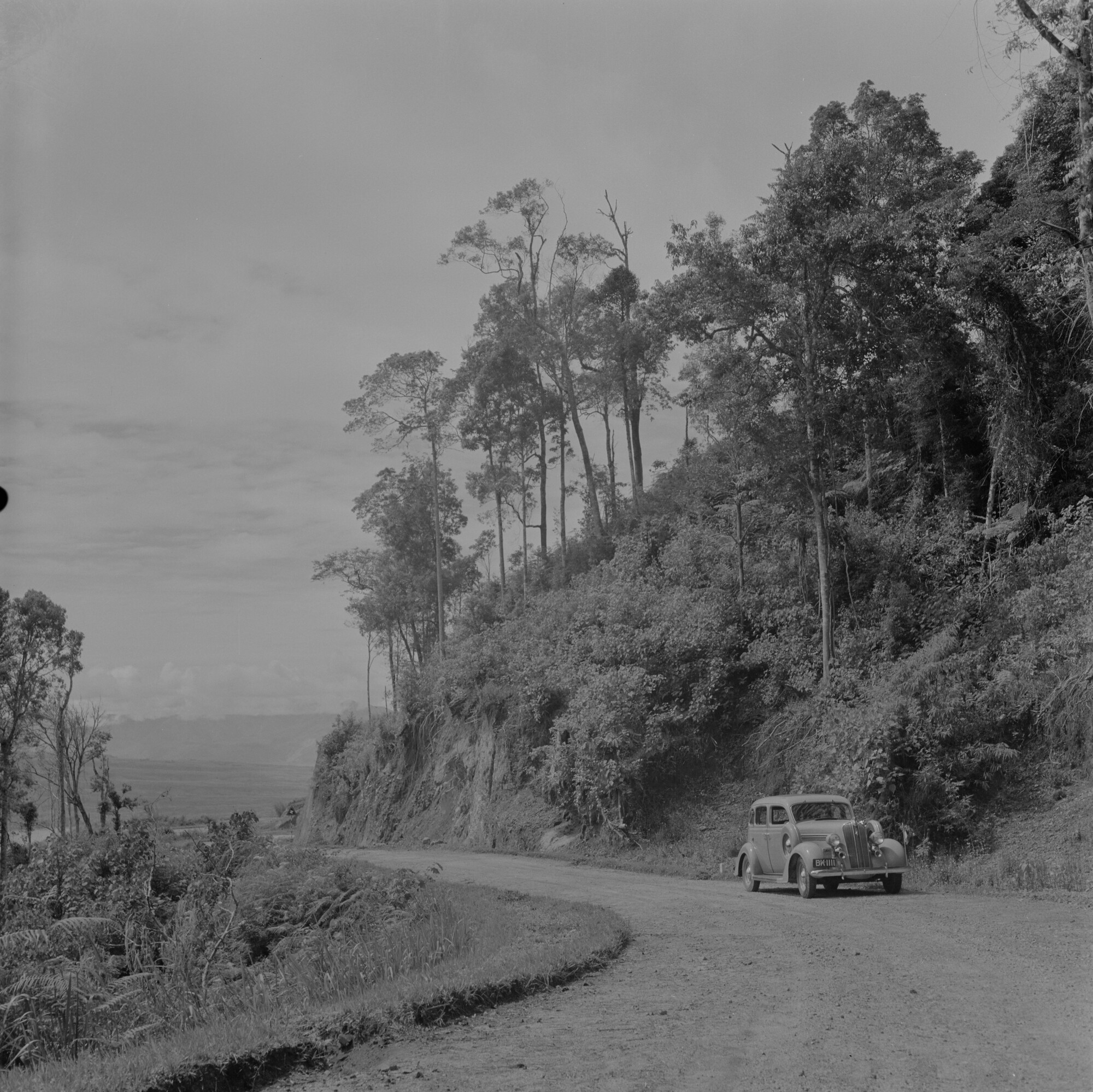 2015.3020; Negatief van een landschap bij het Tobameer op Sumatra; negatief