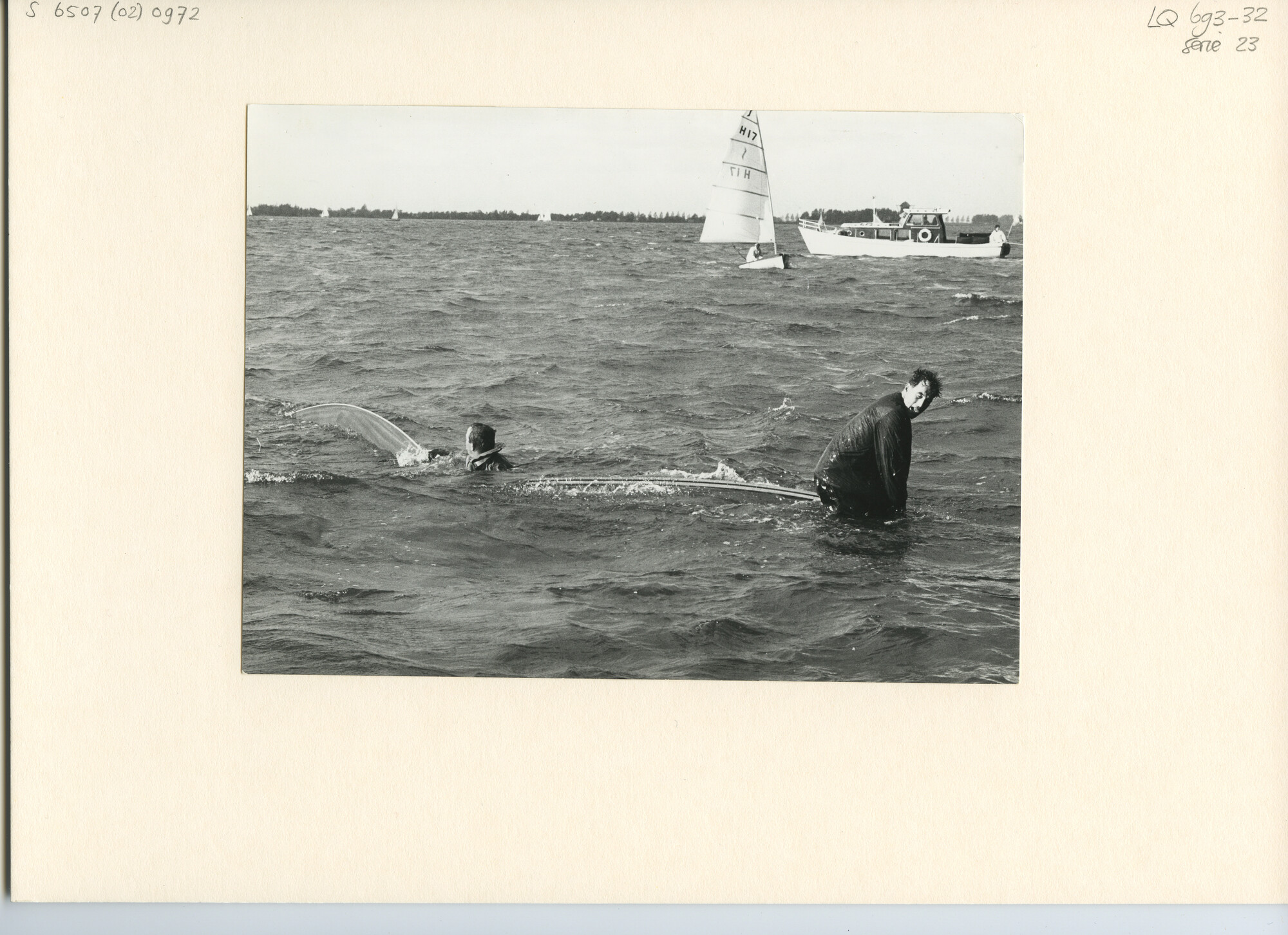 S.6507(02)0972; Zwart-wit foto van omgeslagen geleende jollen tijdens de Na-Braassem 1963; foto