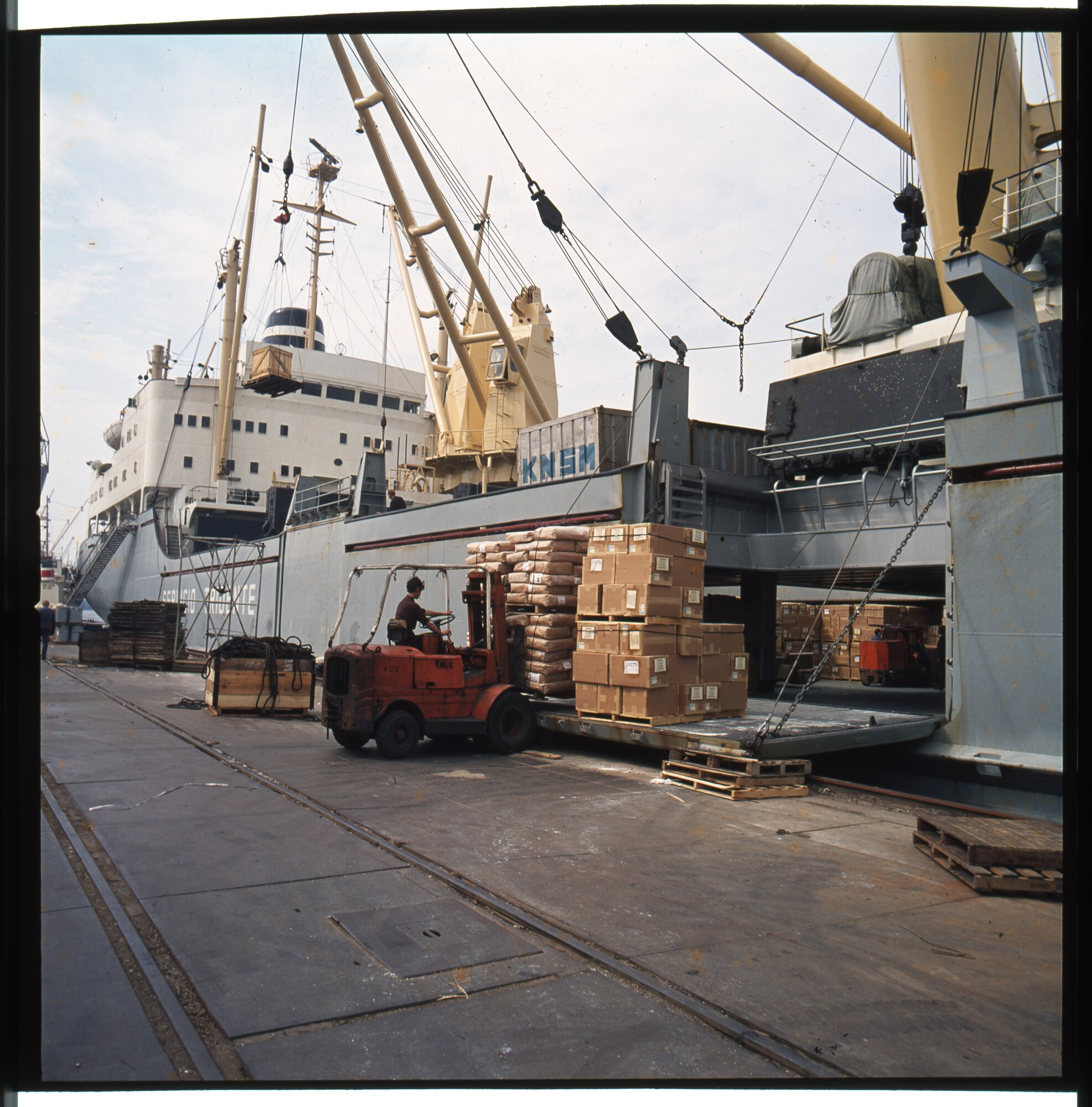 S.9100(6733); Side Loading. Dia KNSM-schip, vorkheftruck met pallets voor open ruim; diapositief