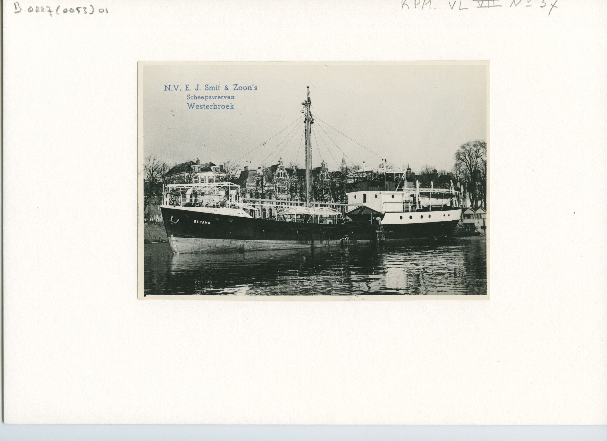 B.0227(0053)01; De coaster ms. 'Betana' afgemeerd in (vermoedelijk) Delfzijl, 1947; foto