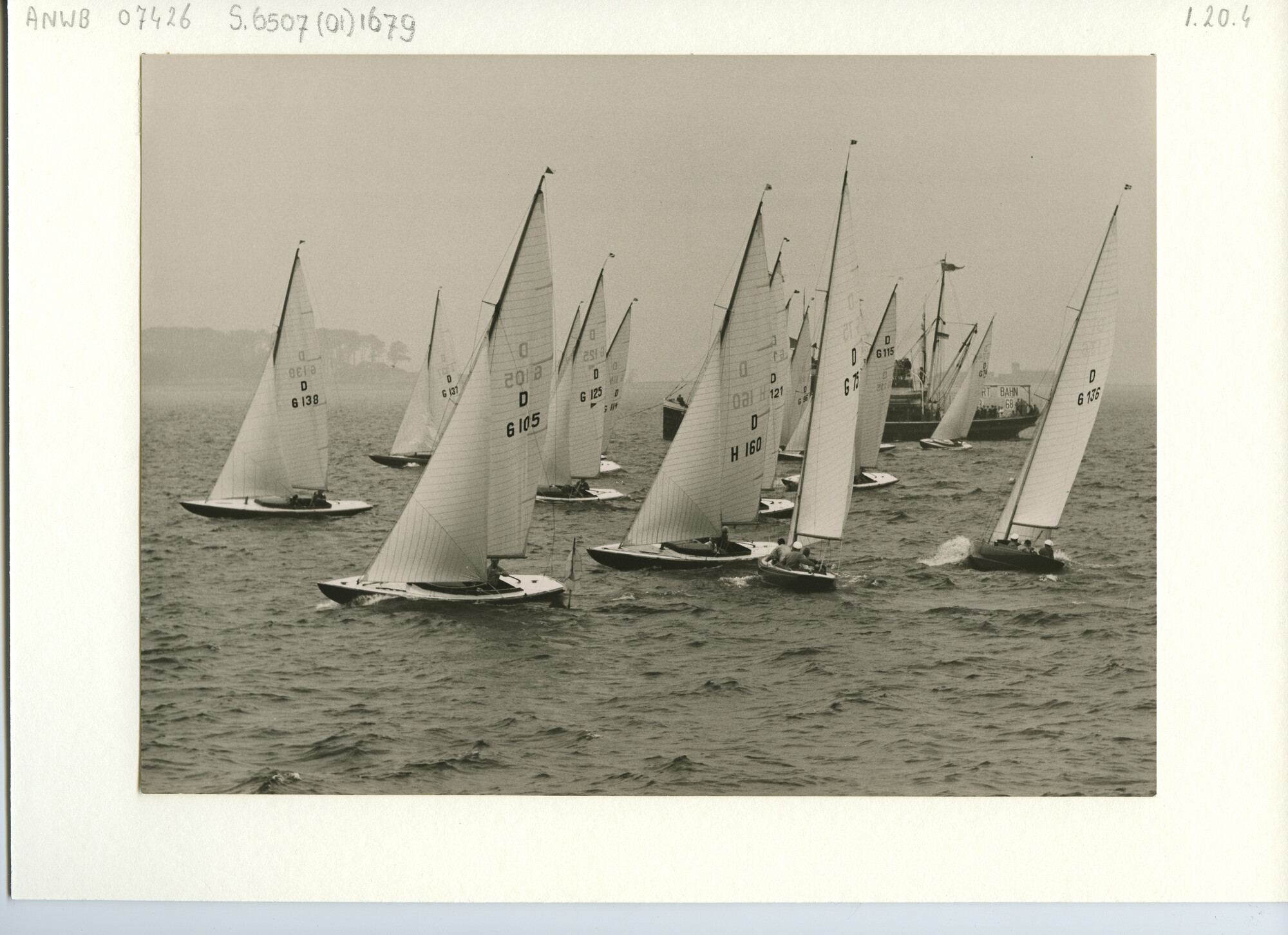 S.6507(01)1679; Foto van zeilwedstrijd, met ondermeer nummer G105, G125, H160 en G75.; foto