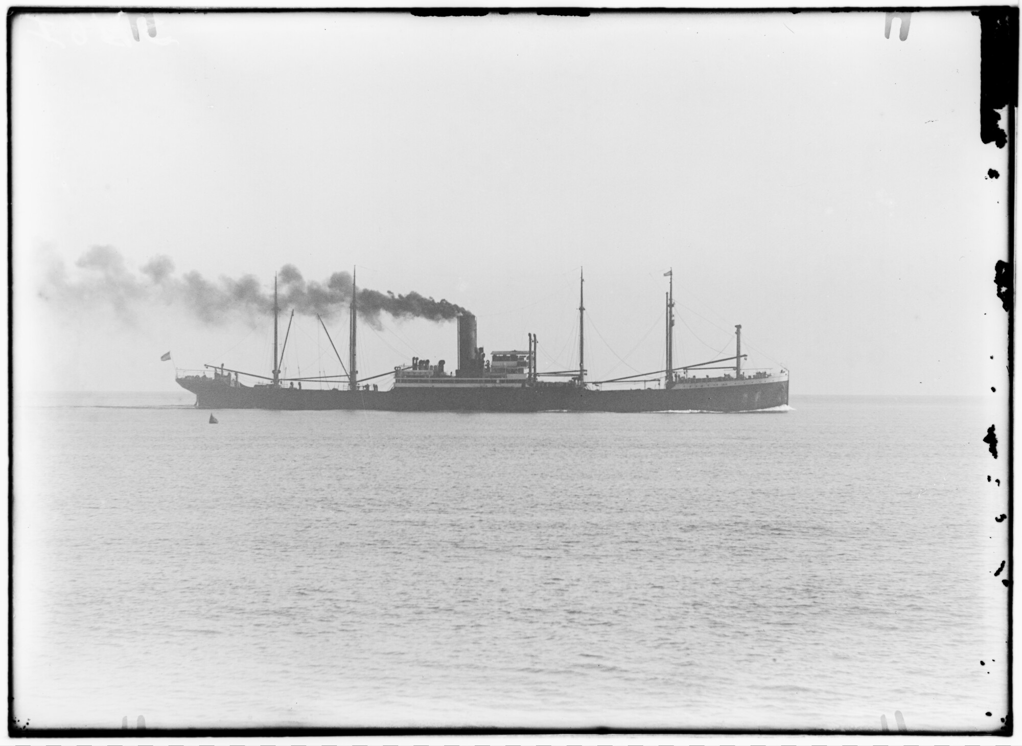 2018.1486; Glasnegatief van het vrachtschip Ouderkerk (Nederlands, 1915); glasnegatief
