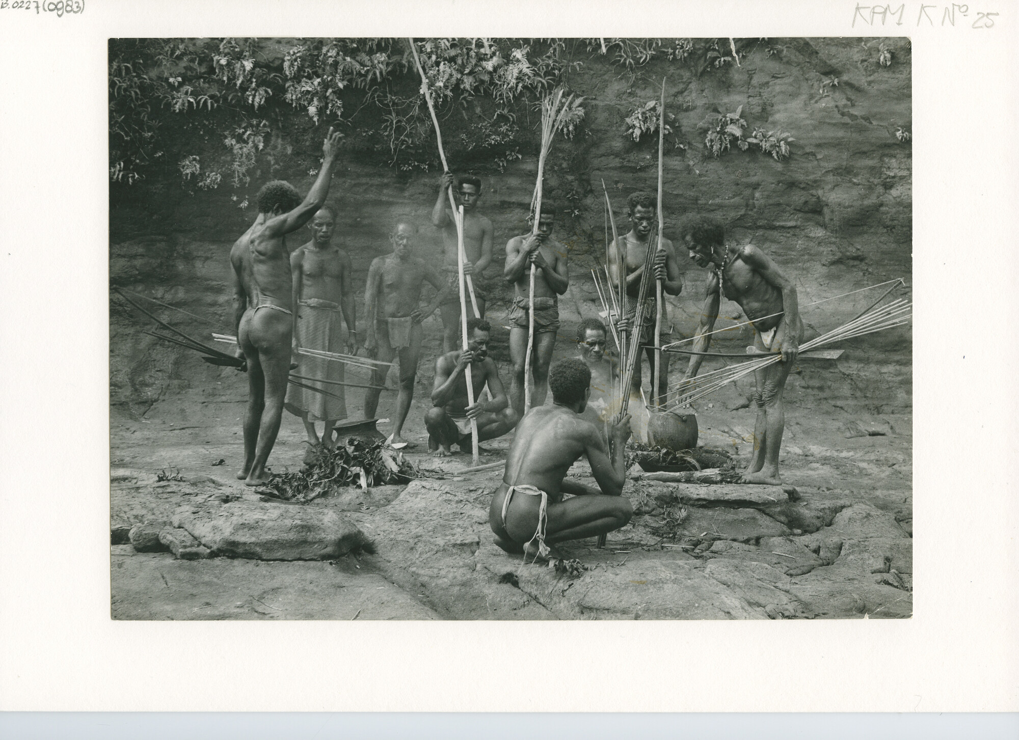 B.0227(0983); Papoea's wachten op het Godsoordeel (Nieuw Guinea); foto