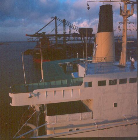 S.9100(8161); Ertsoverslag in haven Amsterdam; diapositief