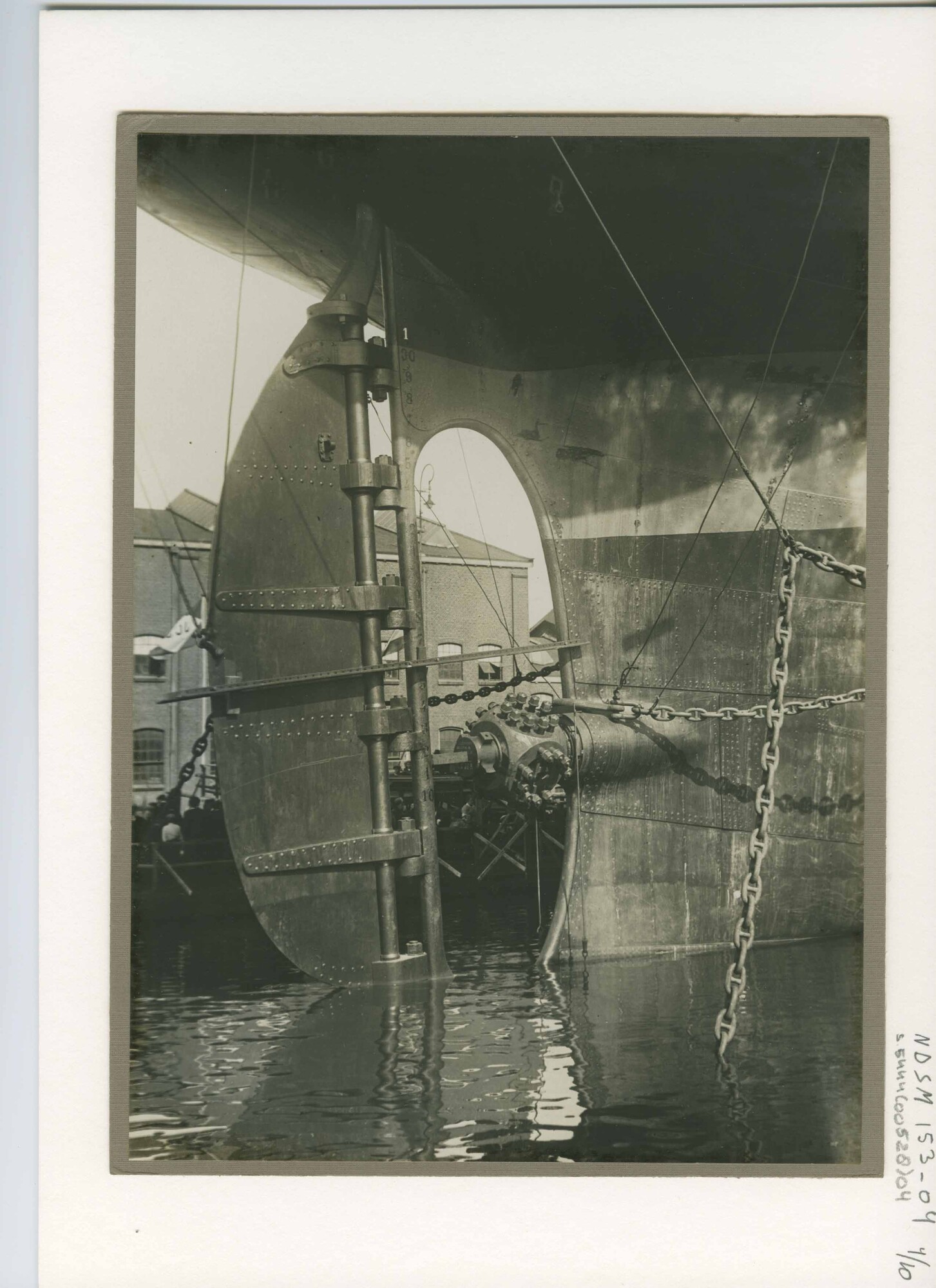 S.5444(0528)04; Foto van de tewaterlating van het vrachtschip ss. Tjikarang; foto