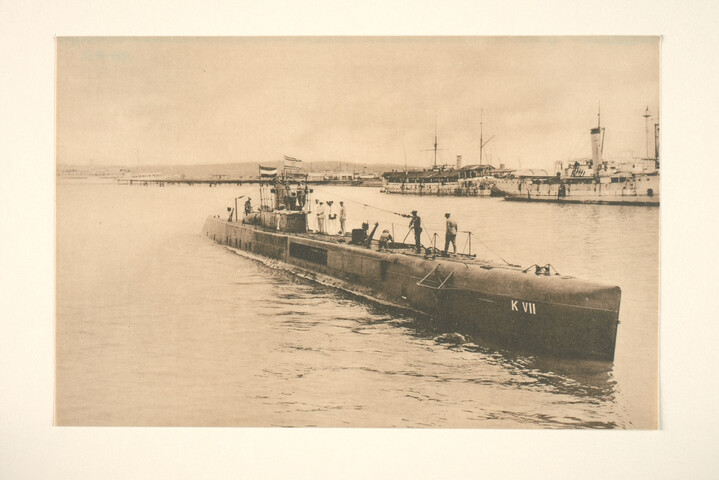 1994.7373; De onderzeeboot Hr.Ms. 'K VII' komt aan bij het Marine Etablissement te Soerabaja; foto