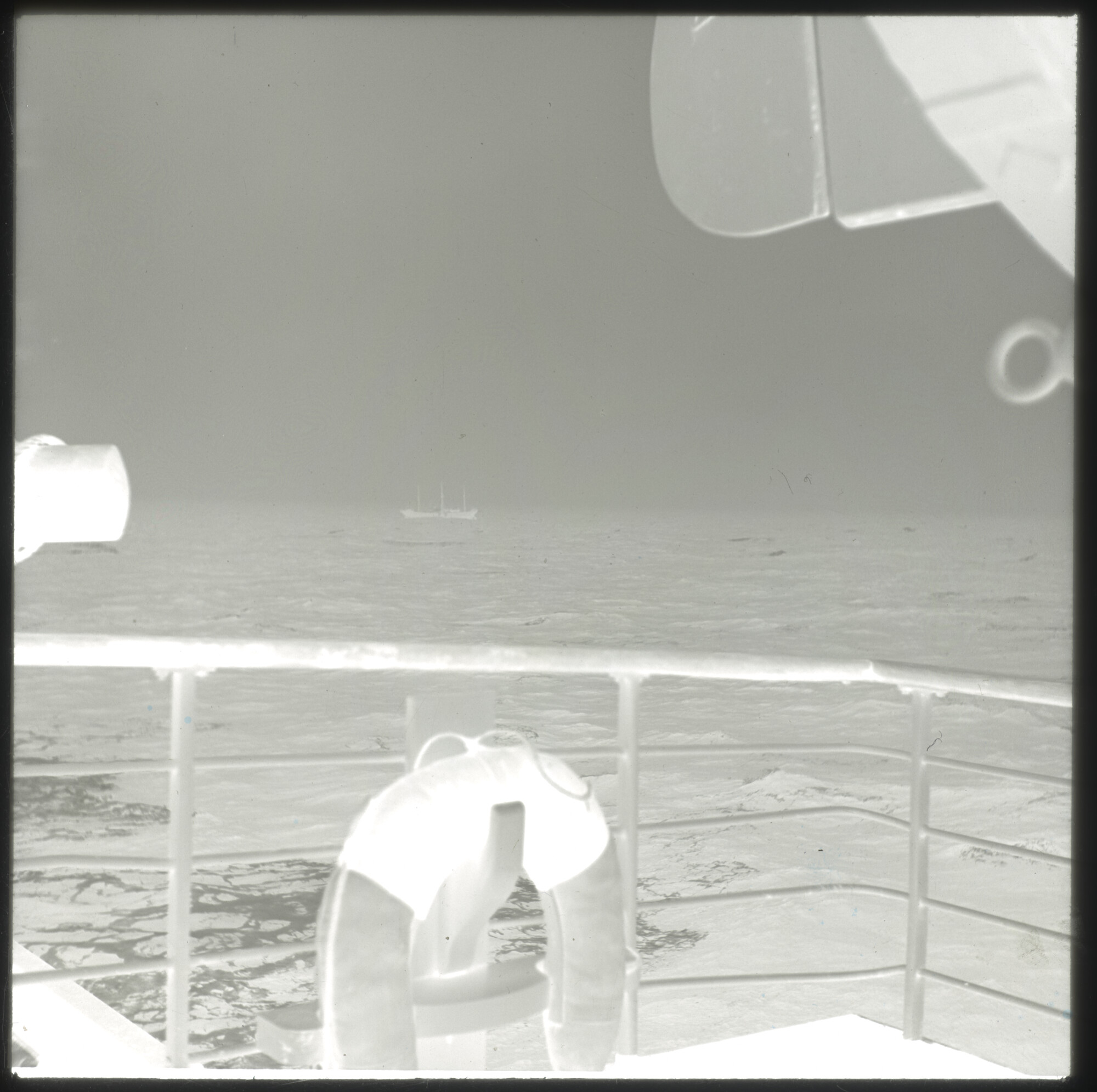 A.5263(01); Negatieven van een reis met het vrachtschip 'Java' van de SMN; negatief