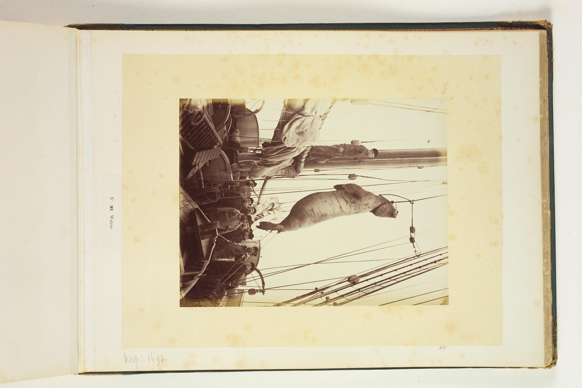 A.4325; Album met foto's van de noordpoolreis van de Pandora; fotoalbum