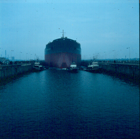 S.9100(6257); Dia van de mammoettanker 'Fina Brittannia' in de Noordersluis IJmuiden; diapositief