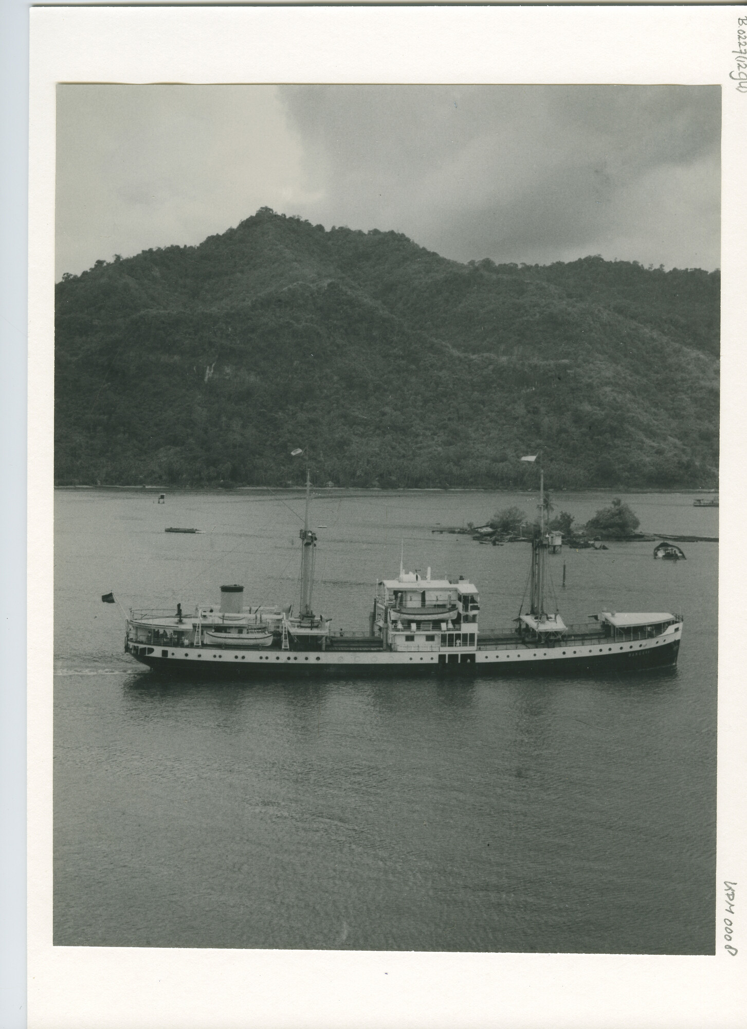 B.0227(1294); Foto van ms. Banggaai op de rede van Telok Bajur (Padang); foto