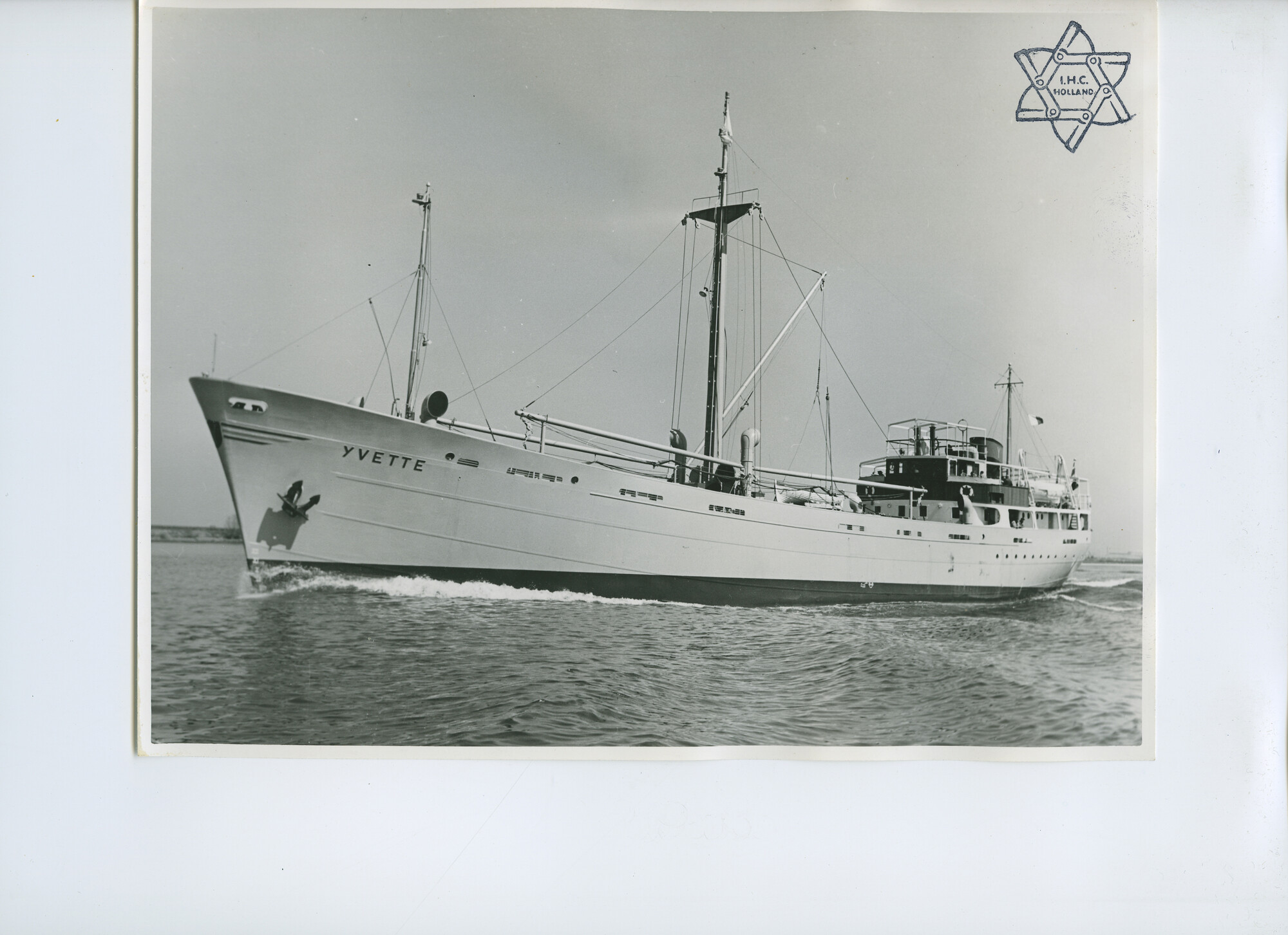 S.6268(48)0024; Foto van enkelschroef kustmotorvrachtboot "Yvette", bouwjaar 1953.; foto