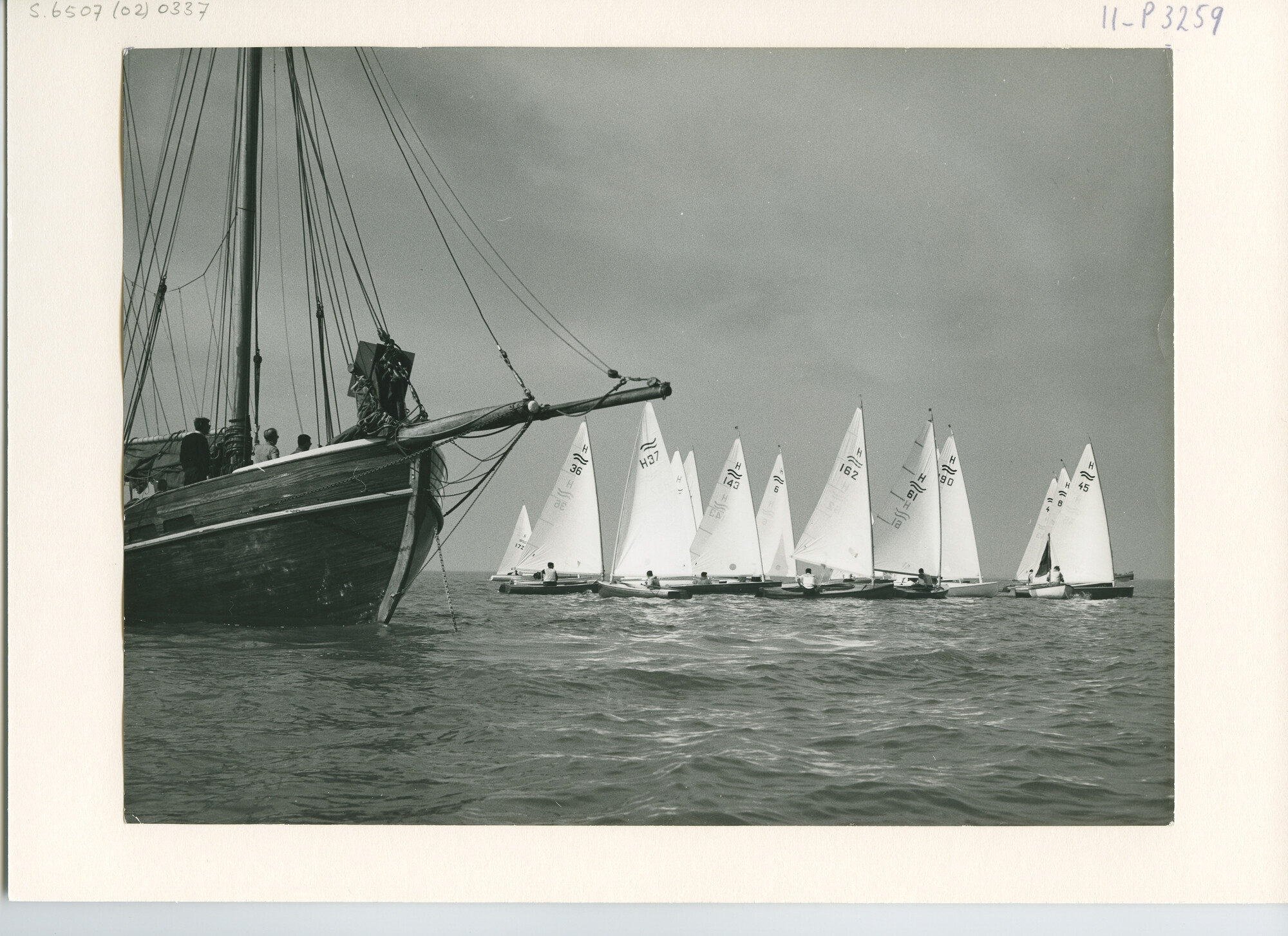 S.6507(02)0337; Zwart-wit foto van de start voor een wedstrijd voor het Nederlands Kampioenschap Finnjol 1962; foto
