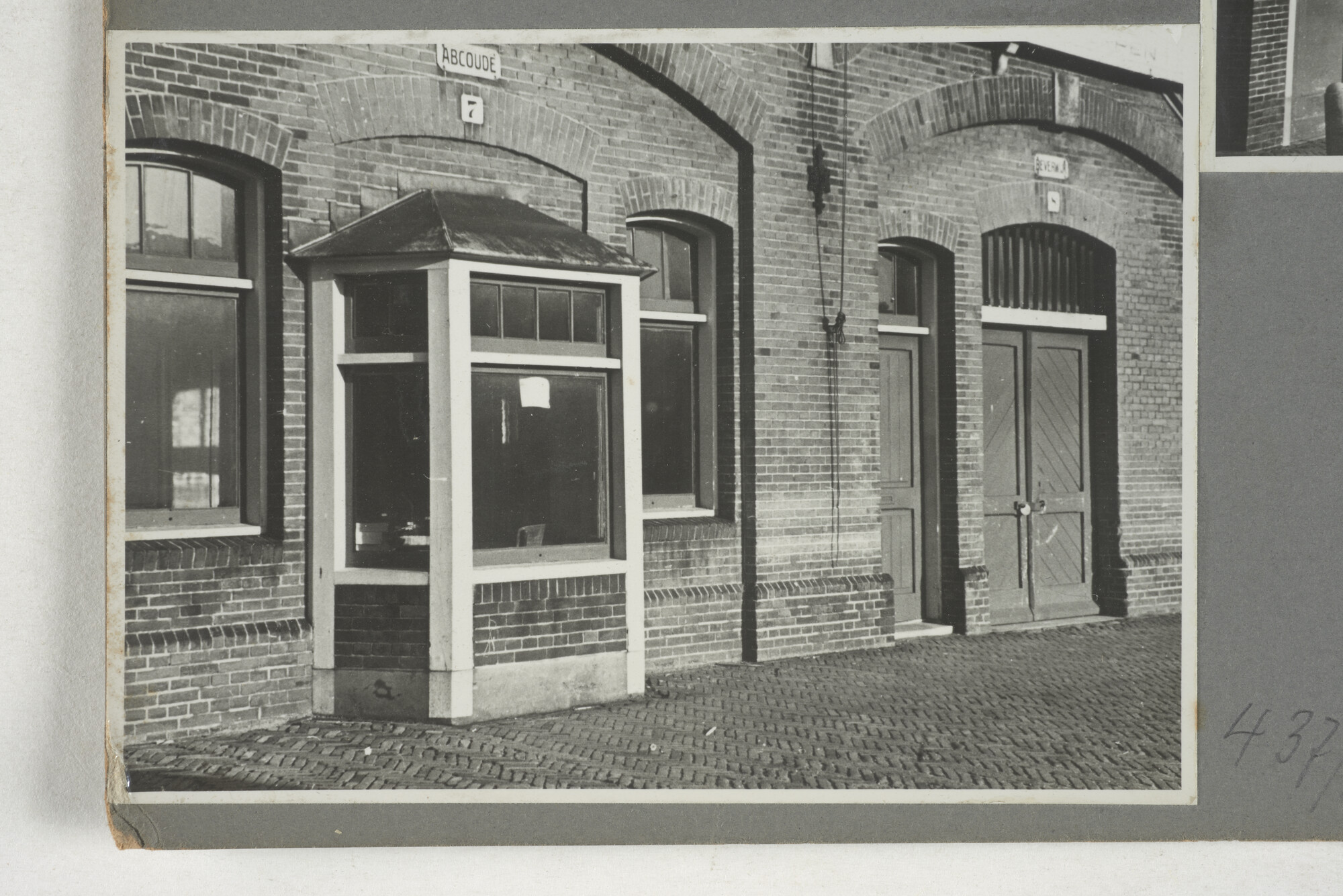 1998.2177; Omslag/ album met een grote hoeveelheid proeffoto's gemaakt door mw. A.M. Wolff-Koller in opdracht van de Gemeente Handelsinrichtingen in Amsterdam; omslag