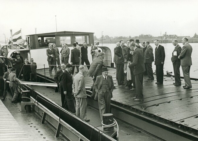 S.5219(12)0705; Foto's van het vrachtschip ms. Roekwijk van de Nieuwe Rijnvaart Maatschappij op een rivier en aan een kade; fotoreportage