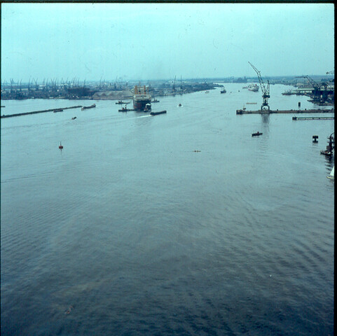 S.9100(0833); De Willem Barendsz II varend op het IJ te Amsterdam; diapositief