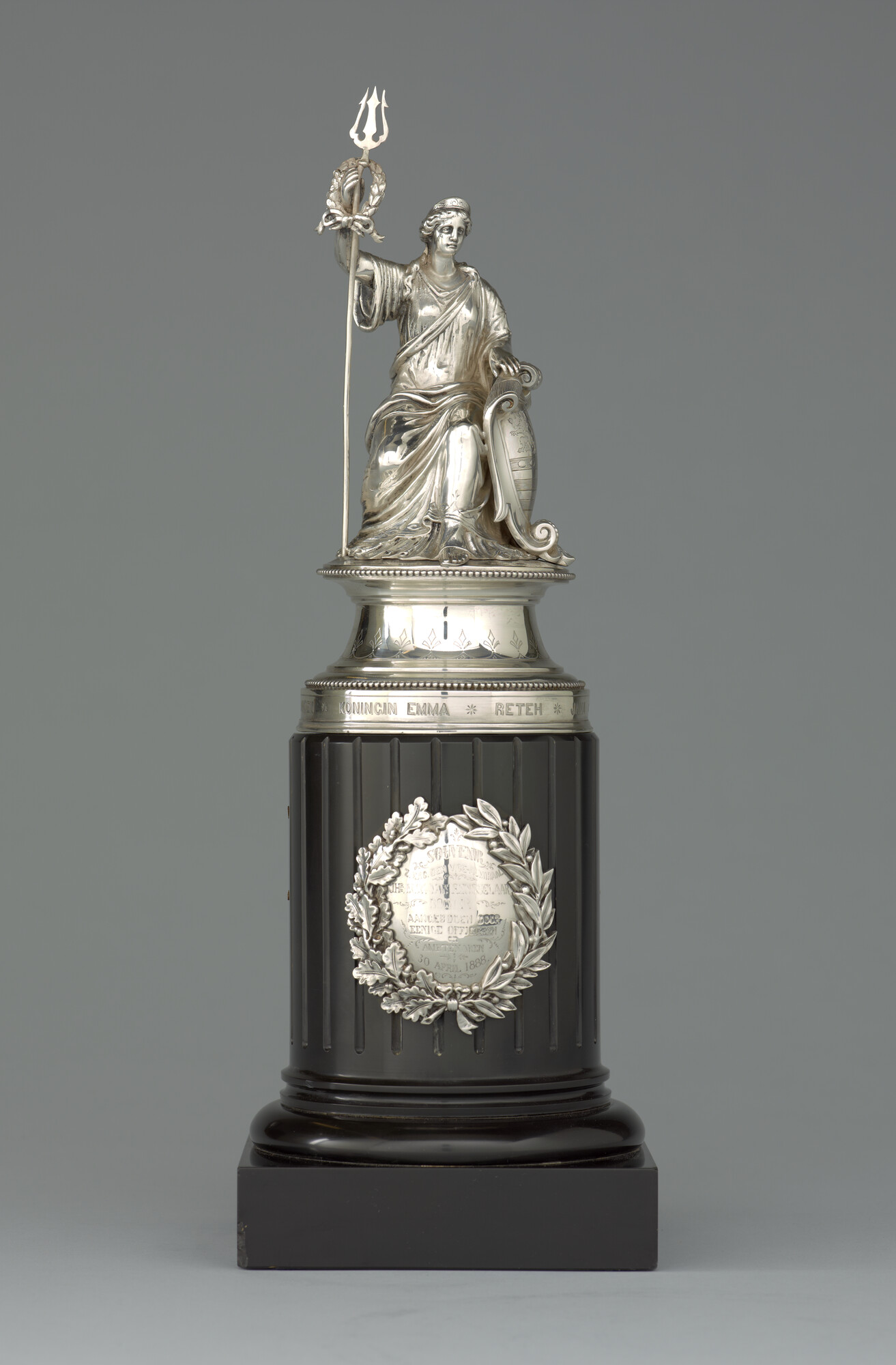S.3415(05)1; Beeld van een allegorische vrouwenfiguur, geplaatst op stenen sokkel; beeld