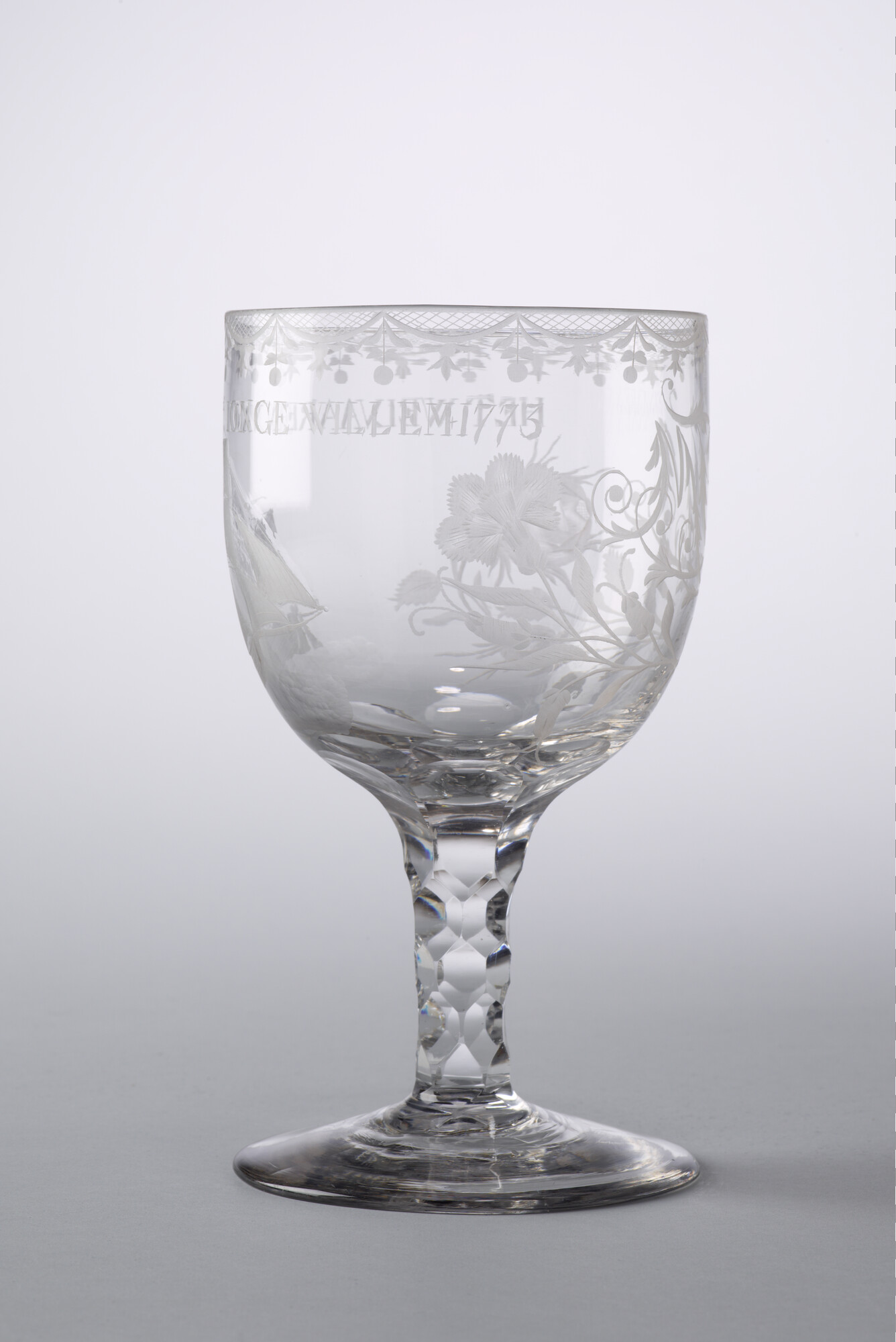 A.3356; Dekselbokaal met een radgravure van de galjoot de "Jonge Willem"; drinkglas