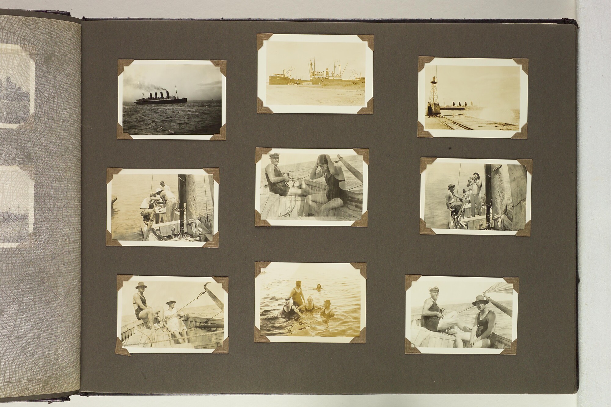 S.5548(091); Persoonlijk album van J.D. van Schooten met foto's aan boord van het ss. Tjikini; fotoalbum