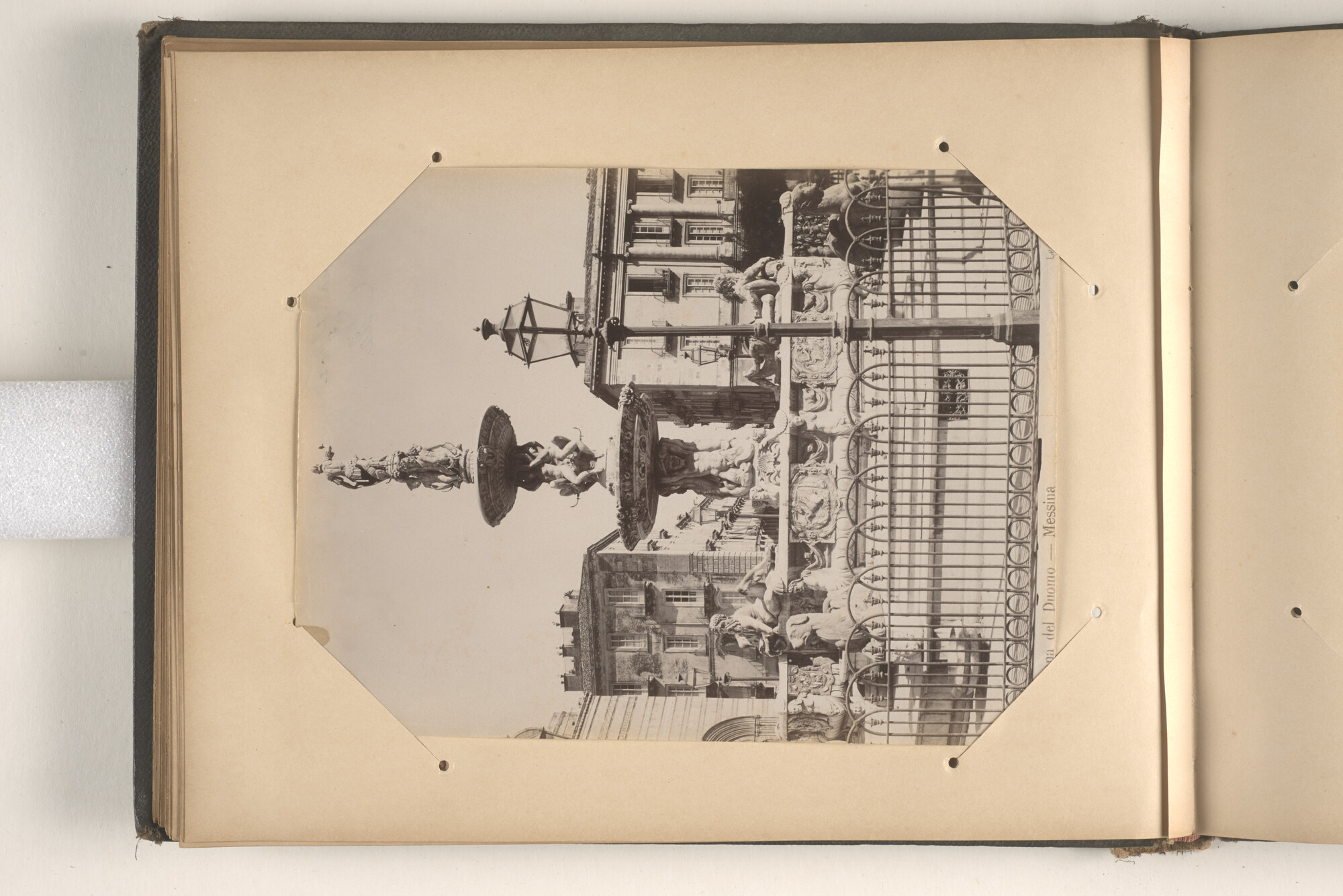 2015.0862; Fotoalbum met souvenirfoto’s verzameld tijdens de reizen van James Reginald Filz, 18 oktober 1901 t/m september 1904; fotoalbum
