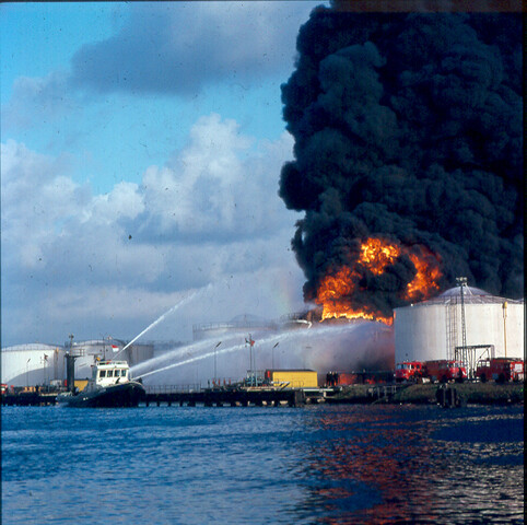 S.9100(4268); Grote tankbrand bij Comos; diapositief