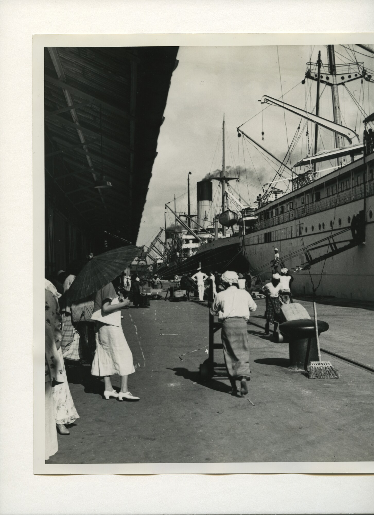 B.0227(0700)04; De haven van Singapore: gezicht op de haven en schepen aan de kade; foto