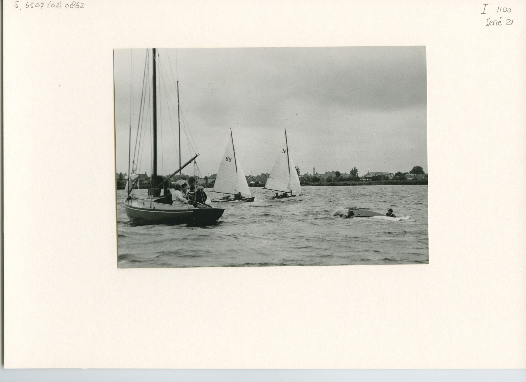 S.6507(02)0862.01; Zwart-wit foto van de Jeugdklasse op het Braassemermeer en op de Loosdrechtse Plassen; foto