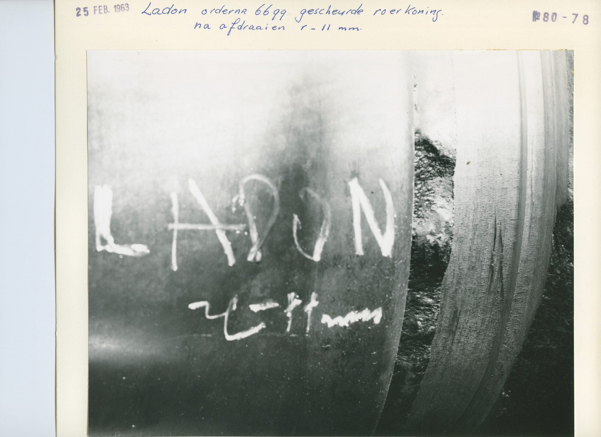 S.5444(4031)3; Gescheurde tussenas van het simplex- balansroer van de Ladon; foto