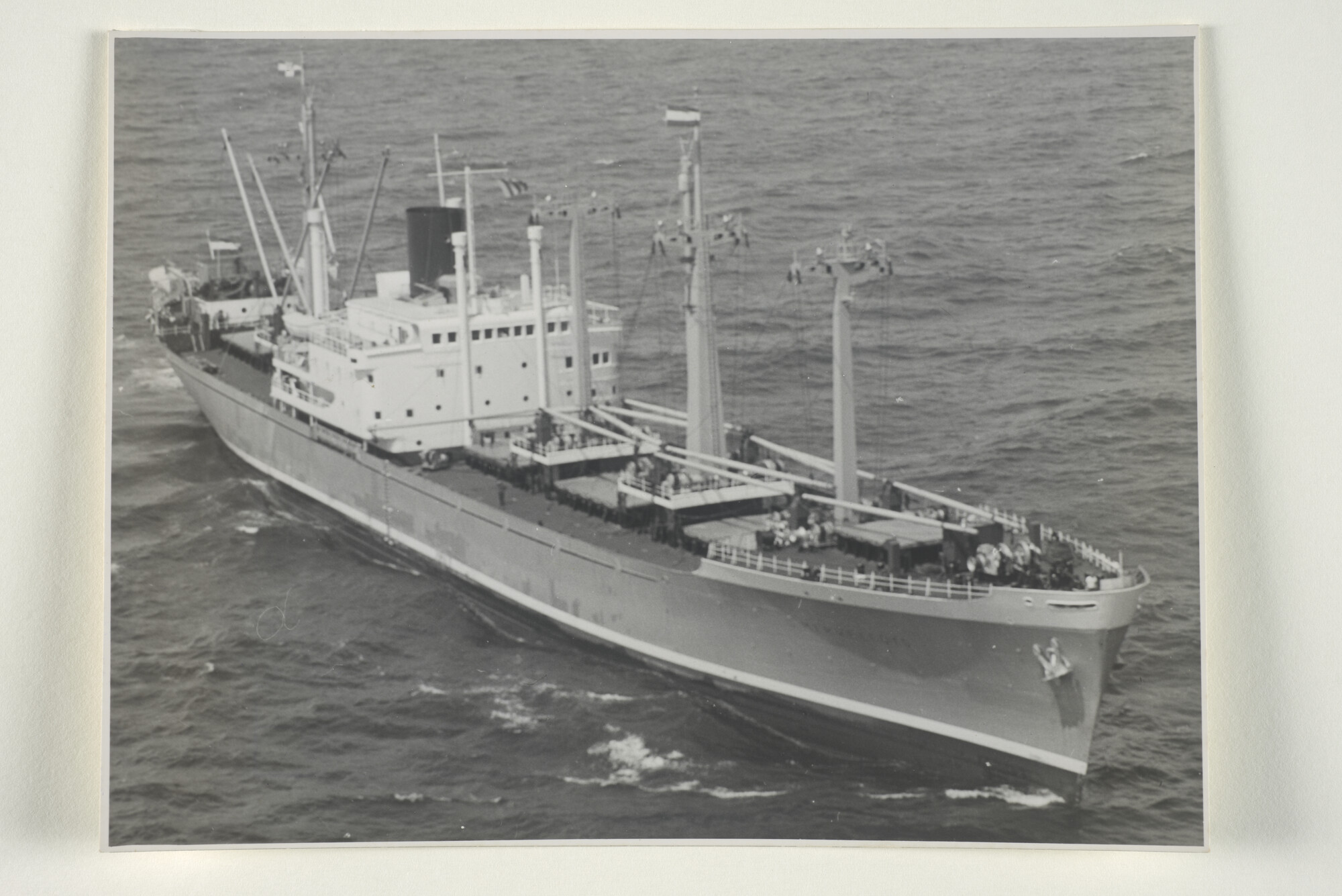 1999.3873; Het vrachtschip ms. Merwe Lloyd van de Koninklijke Rotterdamsche Lloyd op zee; foto