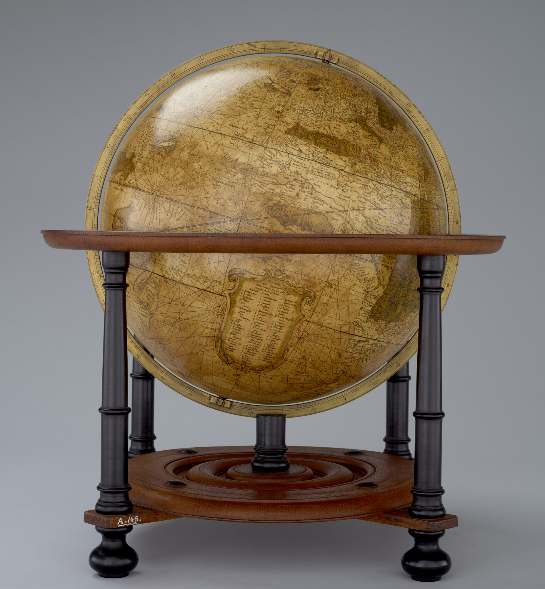 A.0145(025)01; Aardglobe van 42 cm. in doorsnede door Gerard Mercator, 1541, waarschijnlijk een facsimile editie uit 1875; globe