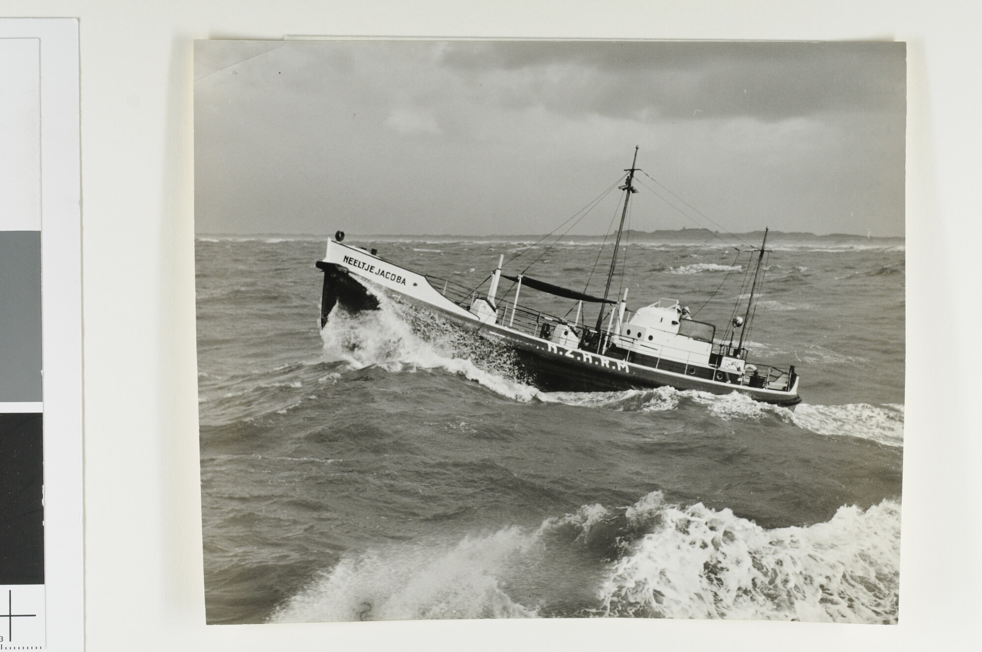 1993.0537; De motorreddingboot 'Neeltje Jacoba' van de KNZHRM op volle zee; foto