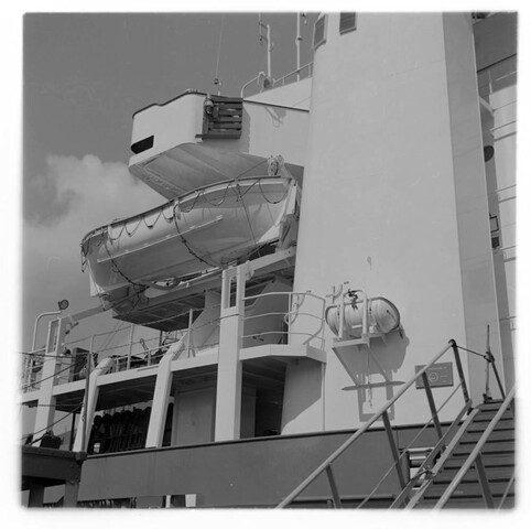 S.5219(12)0633a; Negatieven van het containerschip ms. Otto Porr in een haven; negatief