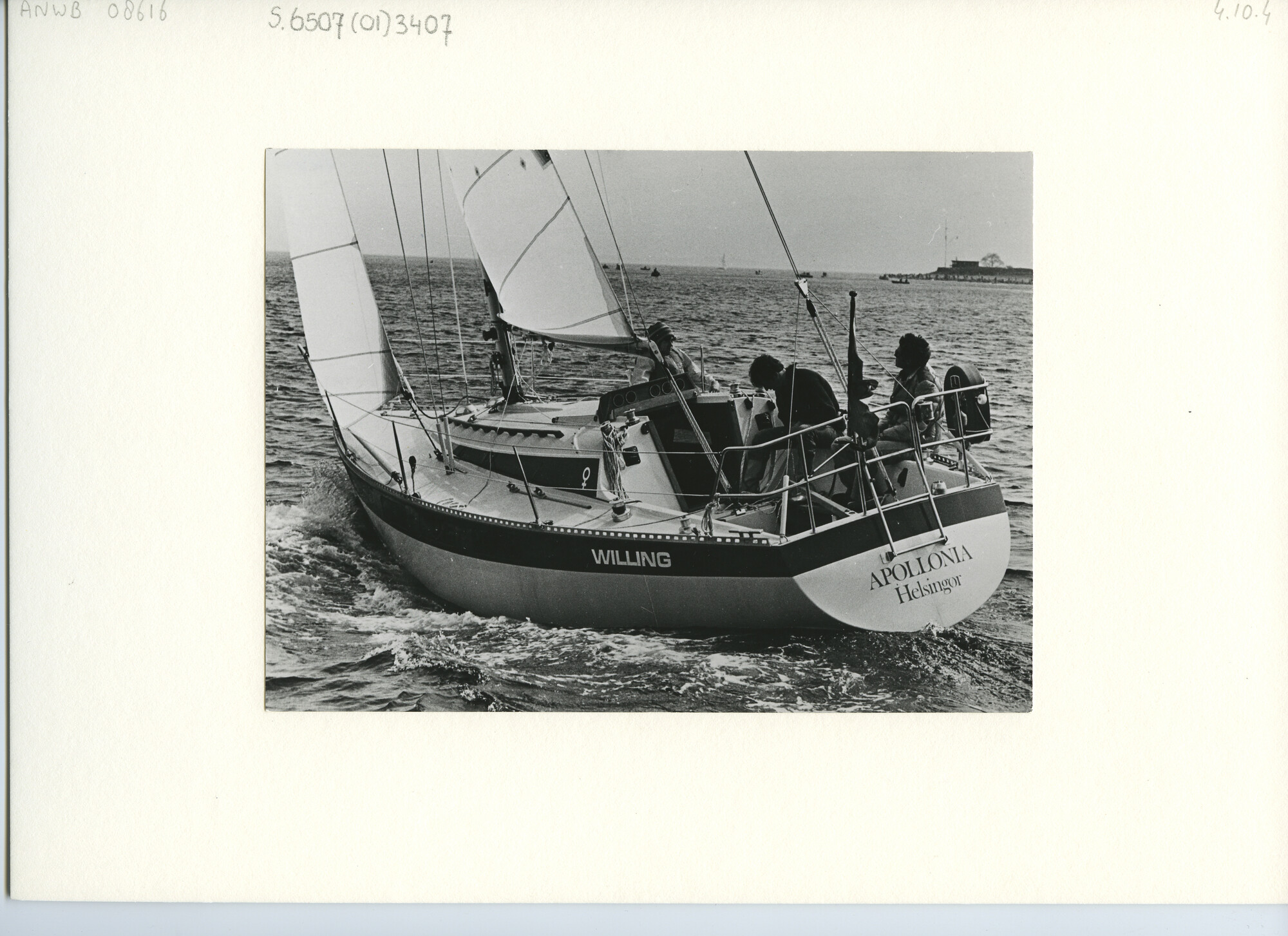 S.6507(01)3407; Foto van het Deense wit polyester zeegaand kajuitzeiljacht Apollonia type Willing uit Helsingor zeilend op open water; foto