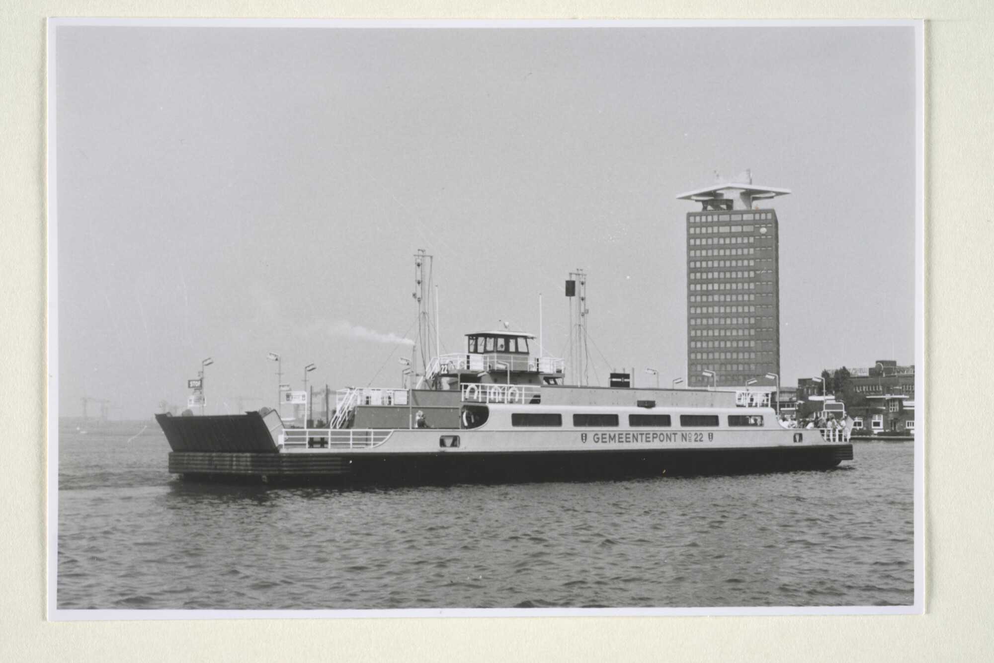 1997.4116; De 'Gemeente Pont no 21' varende op het IJ; foto