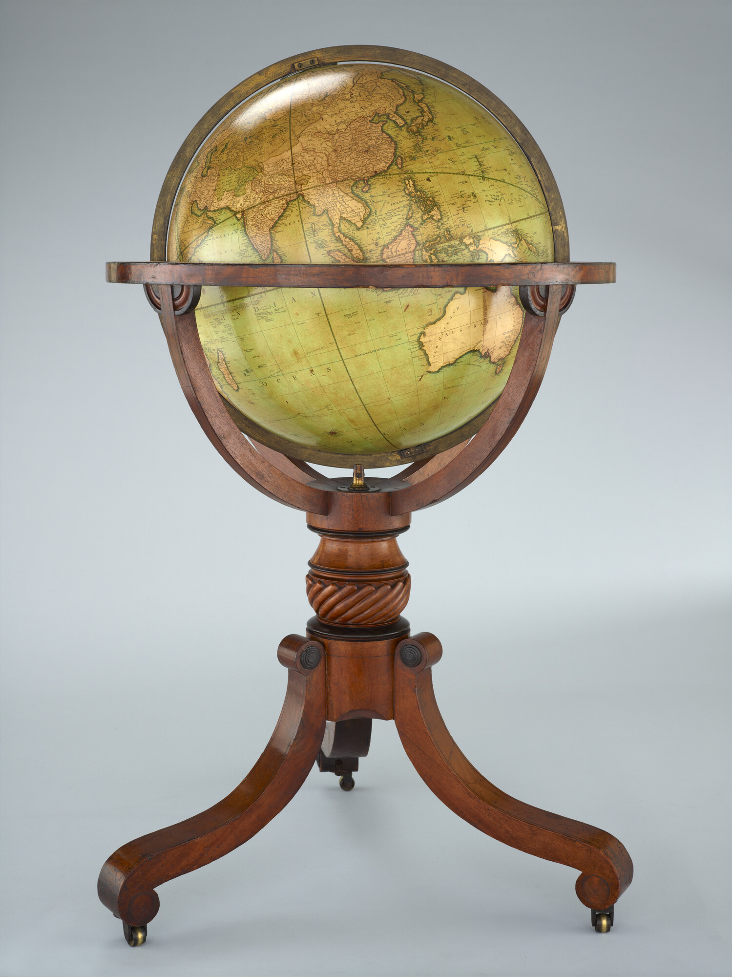 A.0145(025)14; Aardglobe van 53,5 cm. in doorsnede door John en William Cary, 1815, in de verbeterde uitgave van 1819; globe