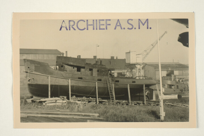 S.5219(12)0014; De haven & zeesleepboot 'Flamingo' op de helling van de Arnhemsche Stoomsleephelling Maatschappij (ASM) in aanbouw; foto