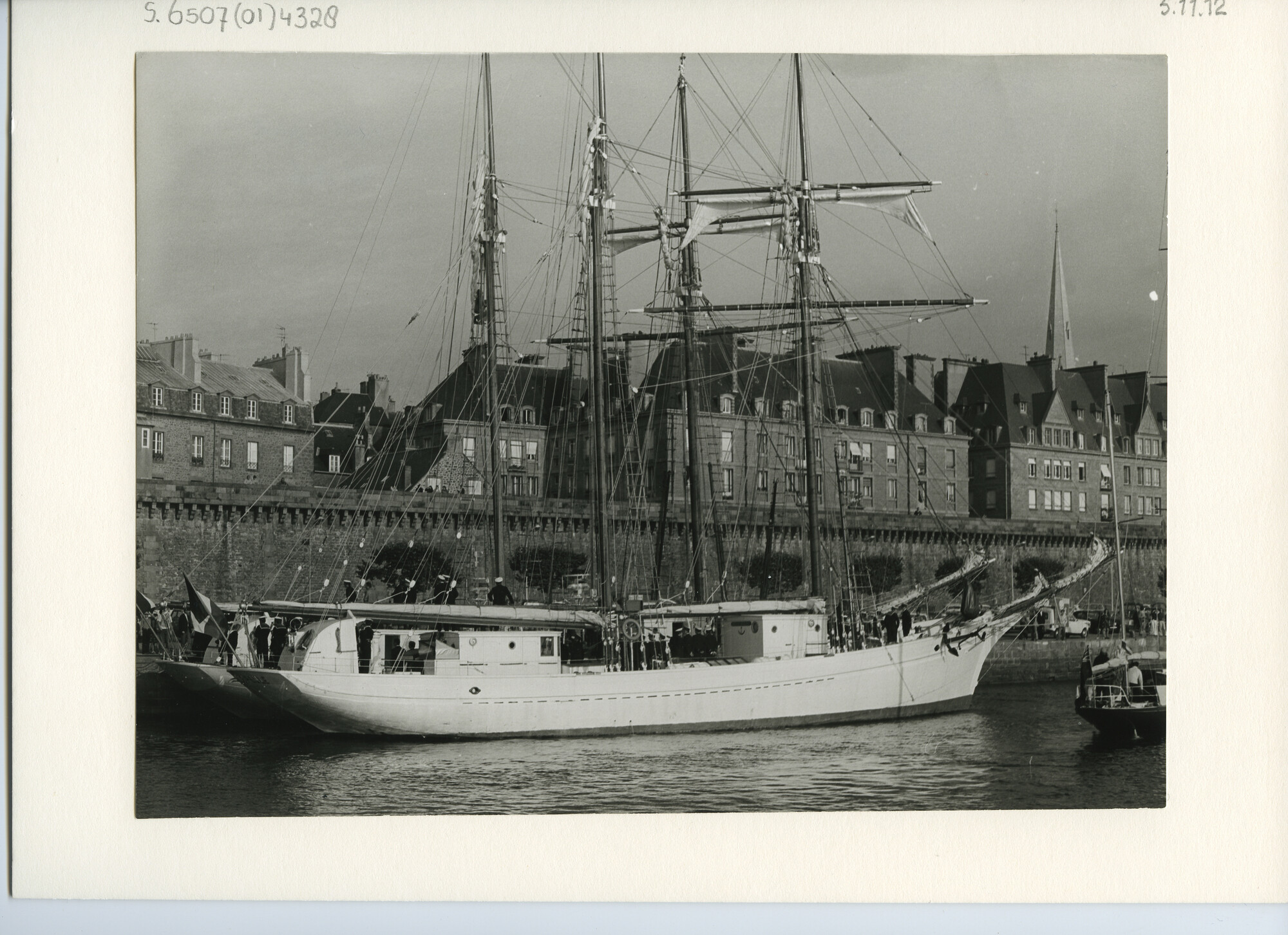 S.6507(01)4328; De topzeilschoeners van de Marine Nationale La Belle Poule (1932) en L'Etoile (1932) naast elkaar afgemeerd; foto