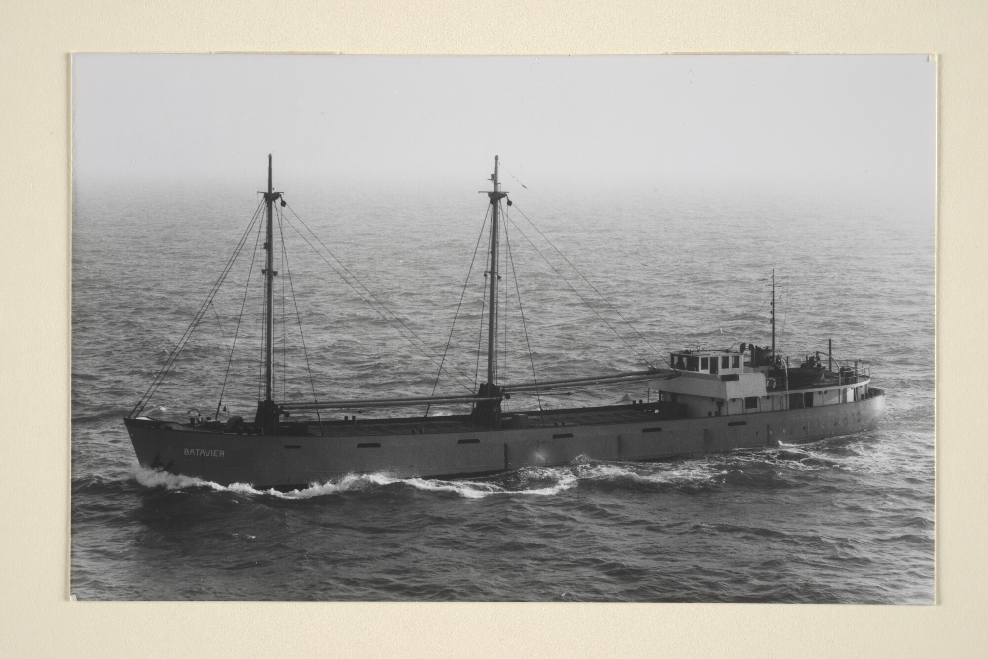 1996.1472; Een luchtfoto van de coaster ms. Batavier van J. Muthert in Groningen [...]; foto