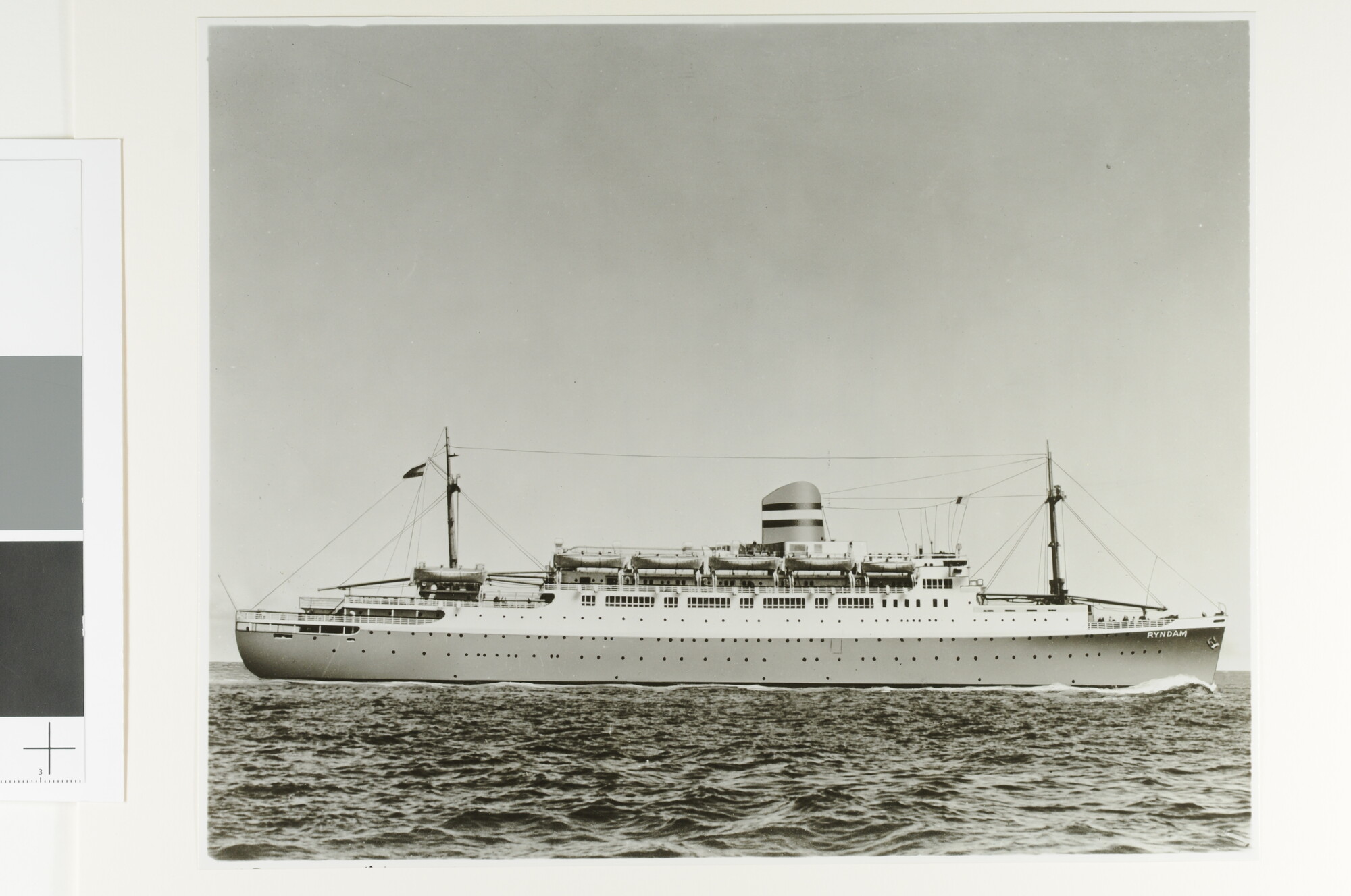 A.4744(40); Het passagiersschip ss. 'Rijndam' van de Holland-Amerika Lijn varende op zee; foto