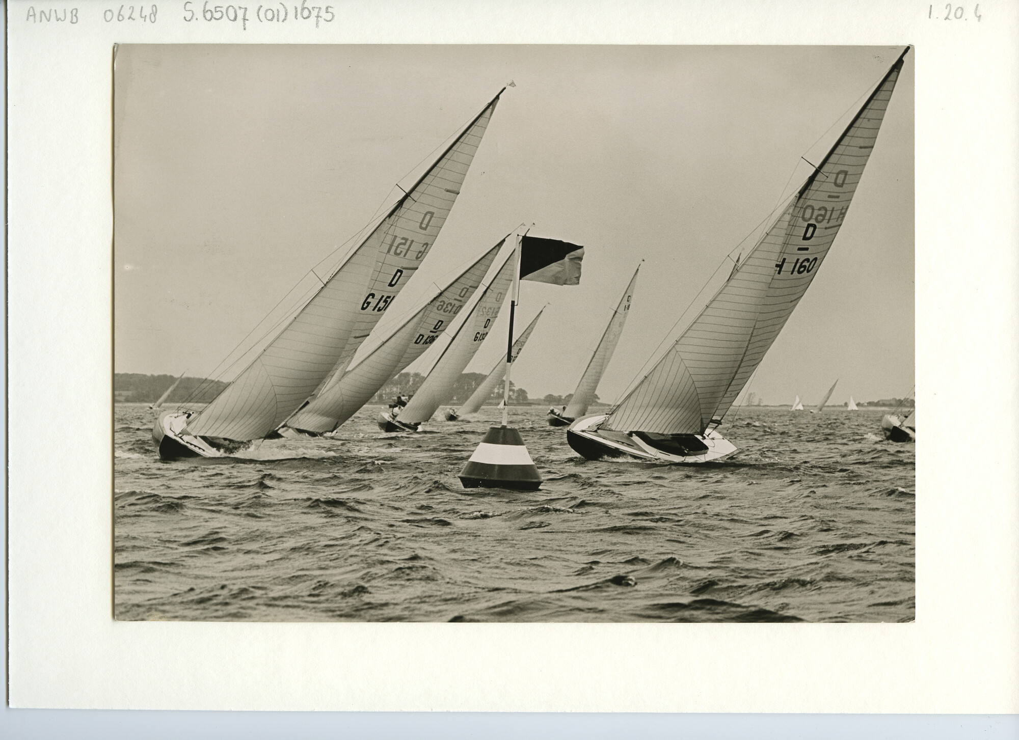 S.6507(01)1675; Foto van zeilwedstrijd; om de boei heen zeilen.; foto