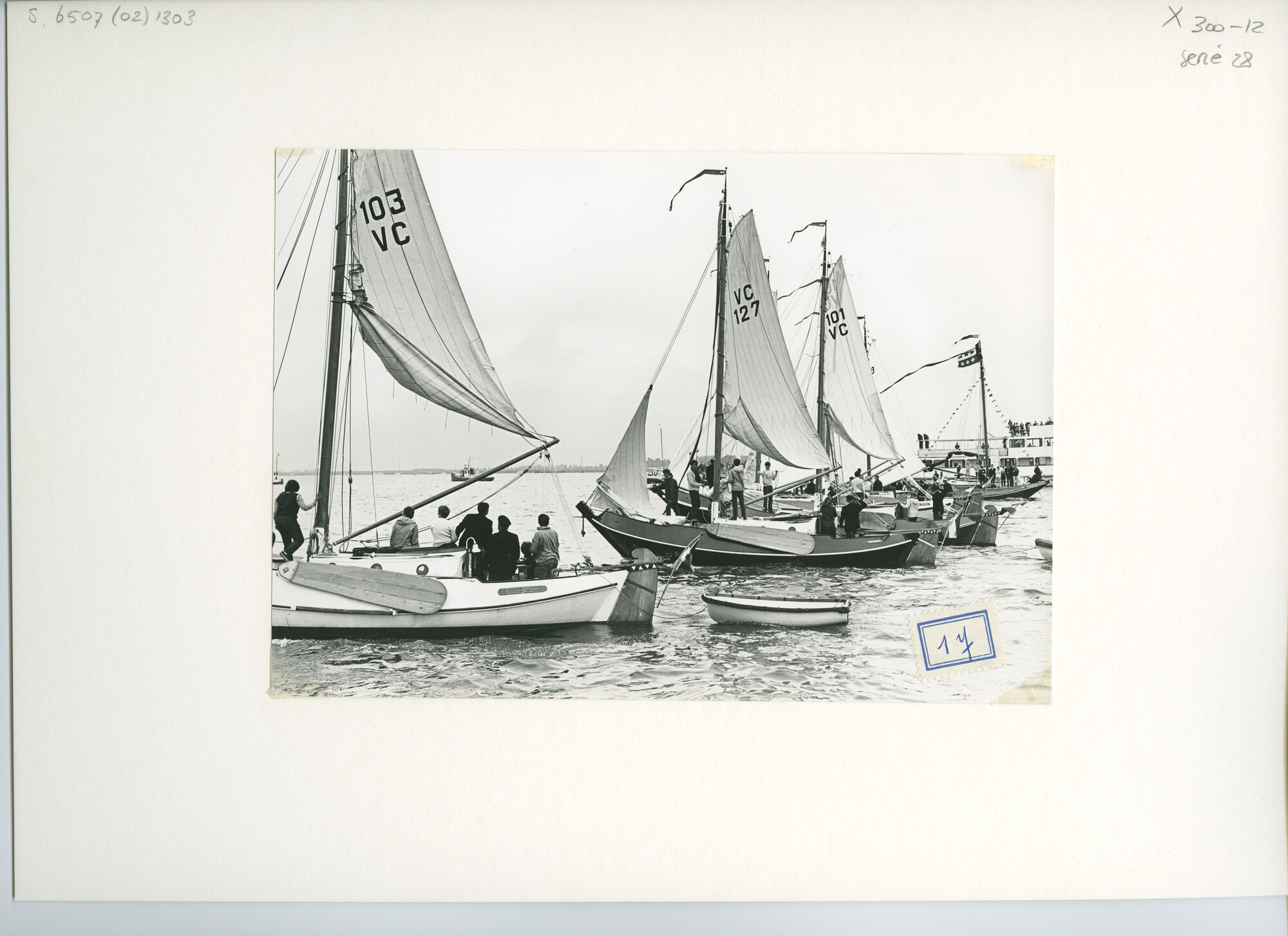 S.6507(02)1303.01; Zwart-wit foto van de reünie van ronde en platbodemjachten te Willemstad; foto