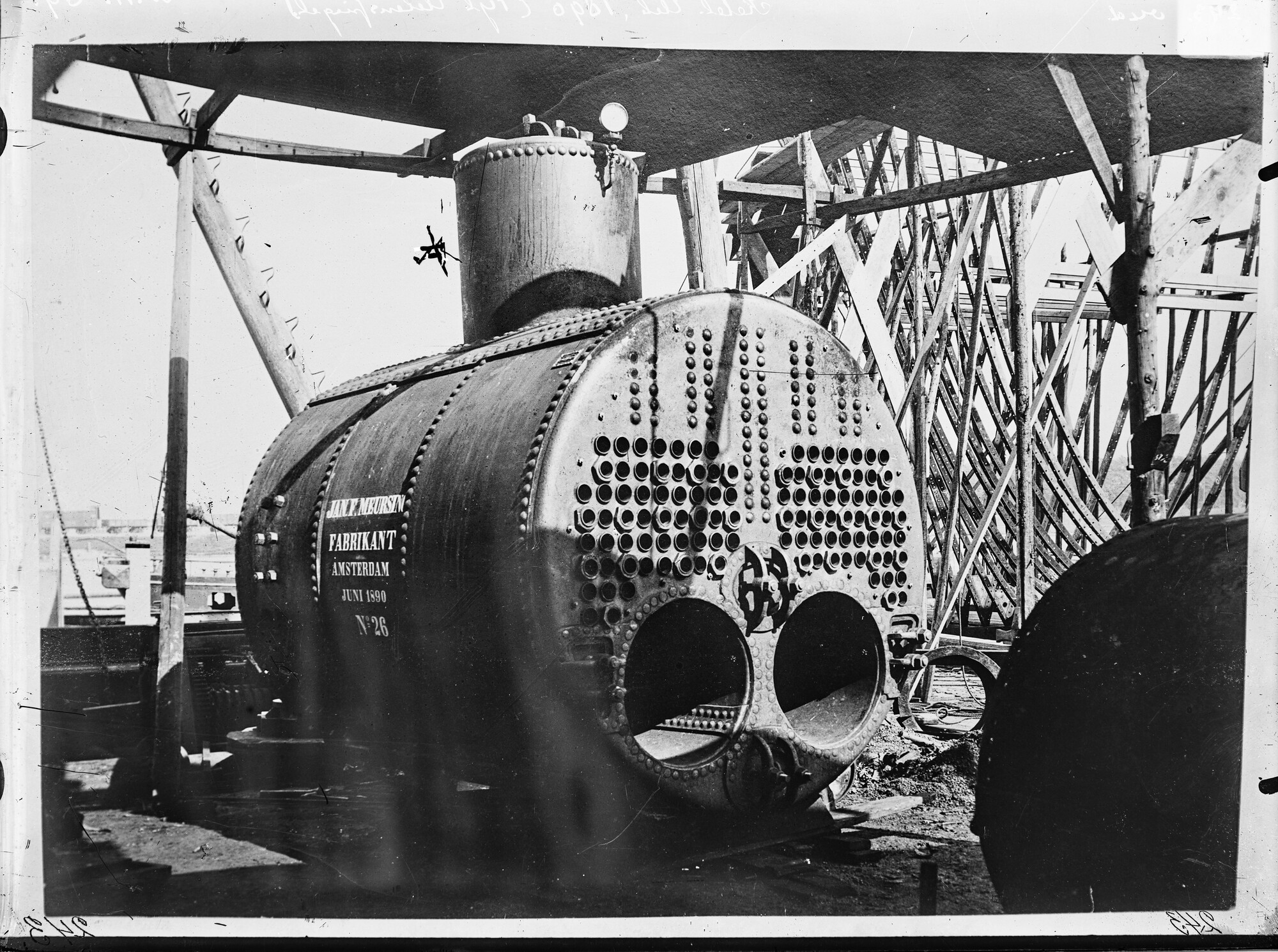 S.1156(06)270b; Negatief van de stoomketel (nummer 26) voor de stoomsleepboot 'Tijl Uilenspiegel' in aanbouw; negatief