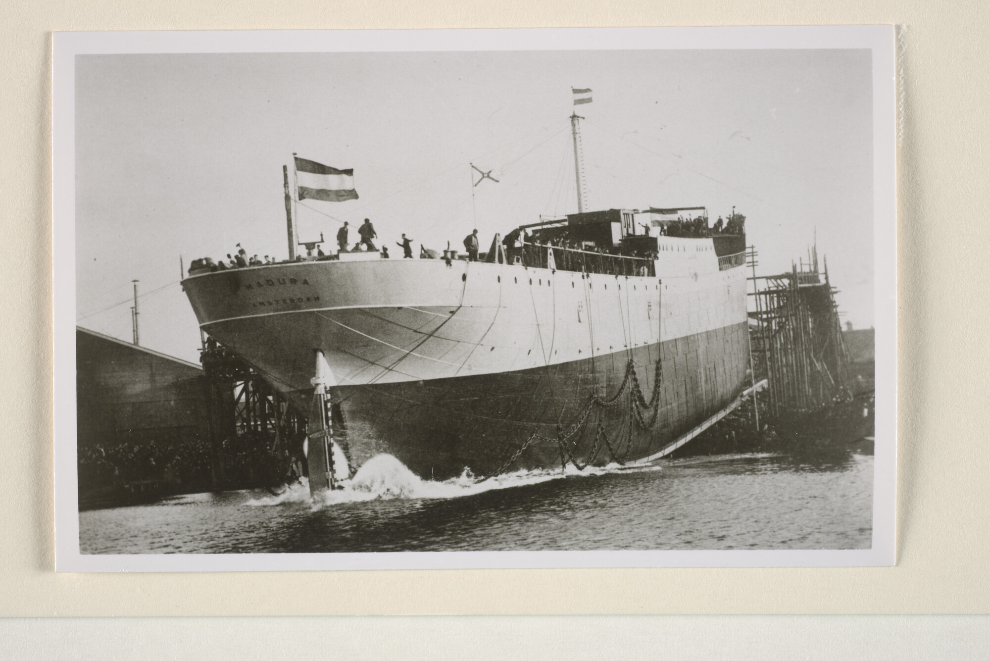 1995.1821; Reproductiefoto's van de tewaterlating van het vrachtschip ss. Madura van de SMN; fotoreportage