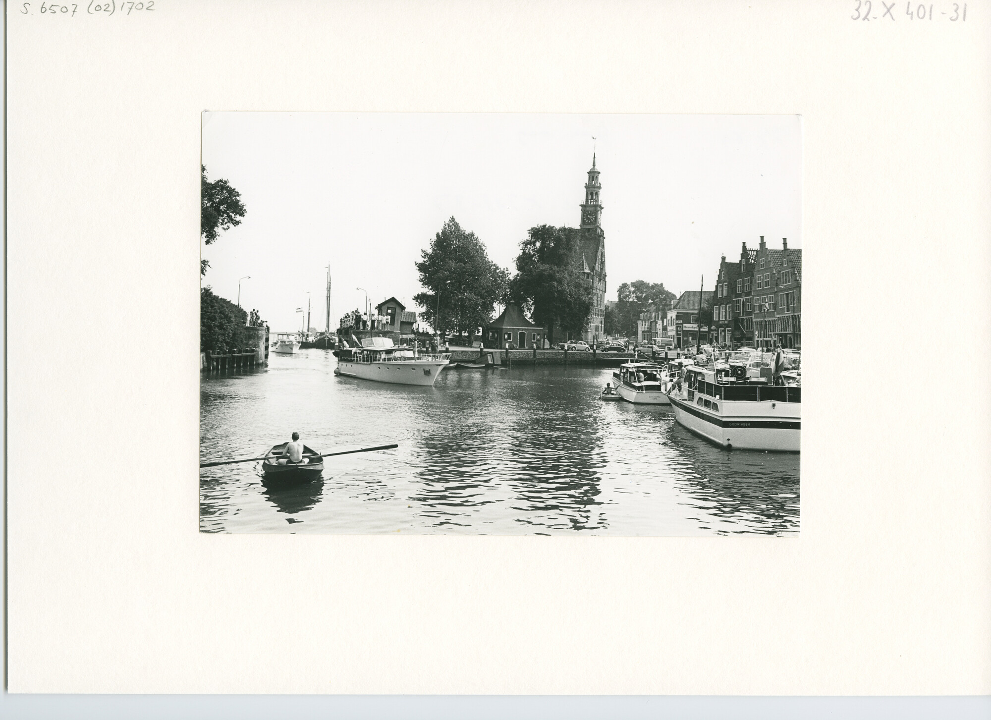 S.6507(02)1702.02; Zwart-wit foto van de deelnemers aan de Pavillon dOr 1969 in de binnenhaven van Hoorn; foto