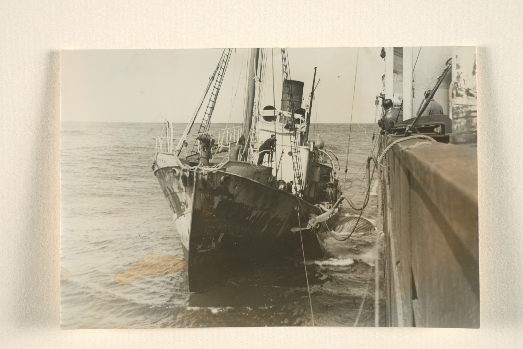 1996.0639; De walvisjager 'Albert W. Vinke' (AM 2) wordt bevoorraad van af het walvismoederschip ms. Willem Barendsz (I); foto