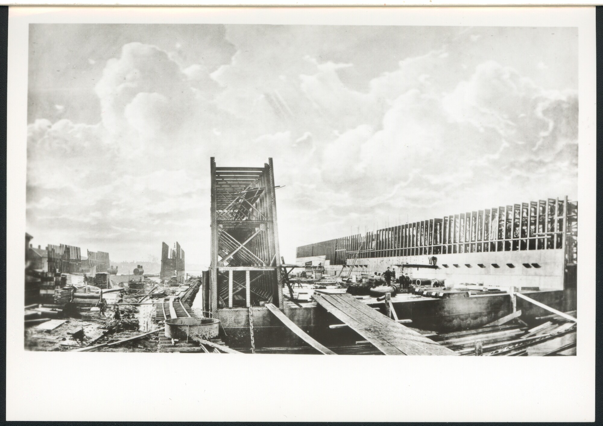 1993.8248; Een foto van de bouw van het ijzeren drijvende droogdok van de gemeente Rotterdam; prentbriefkaart