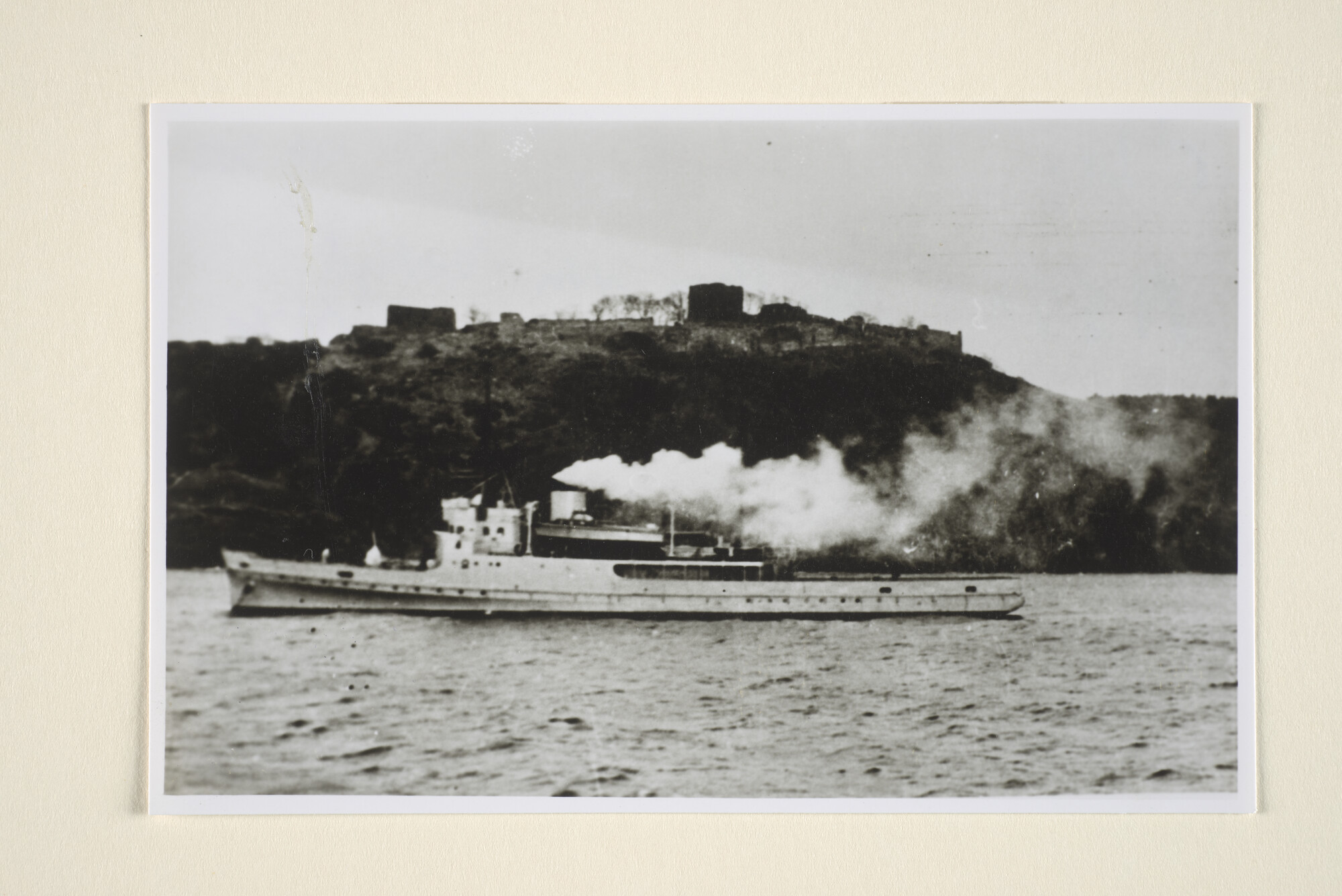1996.3922; De mijnenveger Hr.Ms. Abraham van der Hulst als M 552 in dienst van de Kriegsmarine [...]; foto