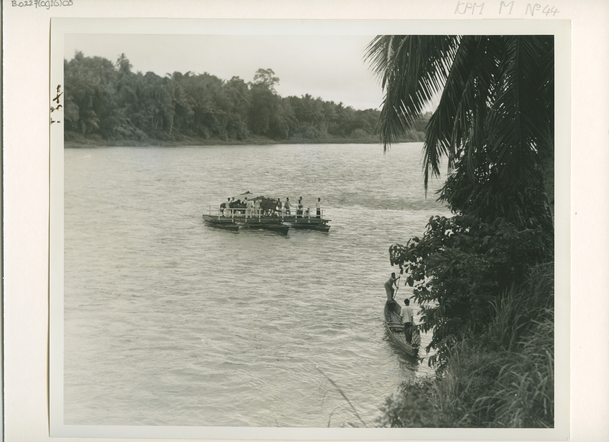 B.0227(0926)05; Foto van het vervoer van autos en personen per pont over een rivier in [...]; foto