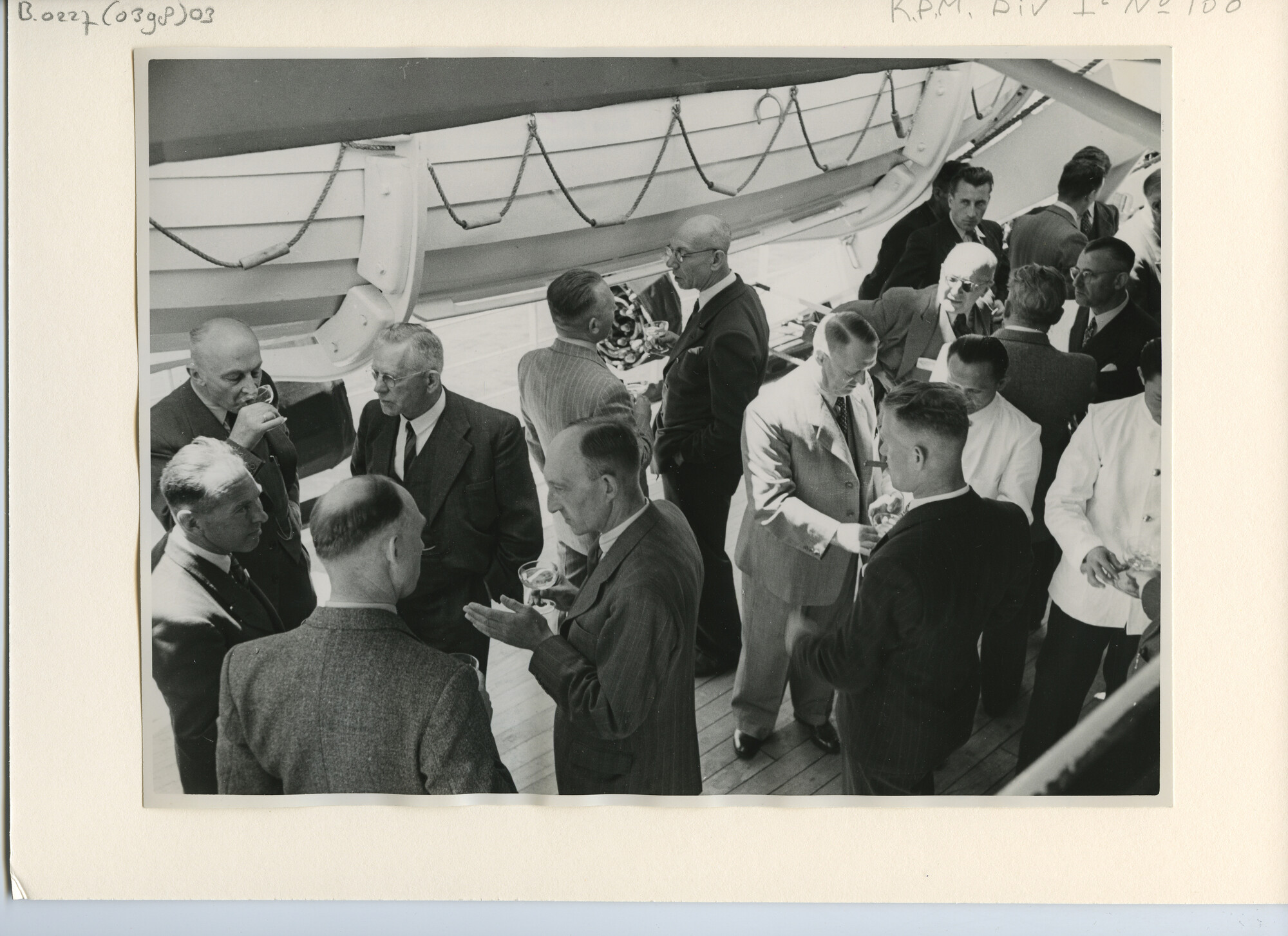 B.0227(0398)03; Foto van de overdracht van ms. Siberoet door de werf aan de KPM; foto