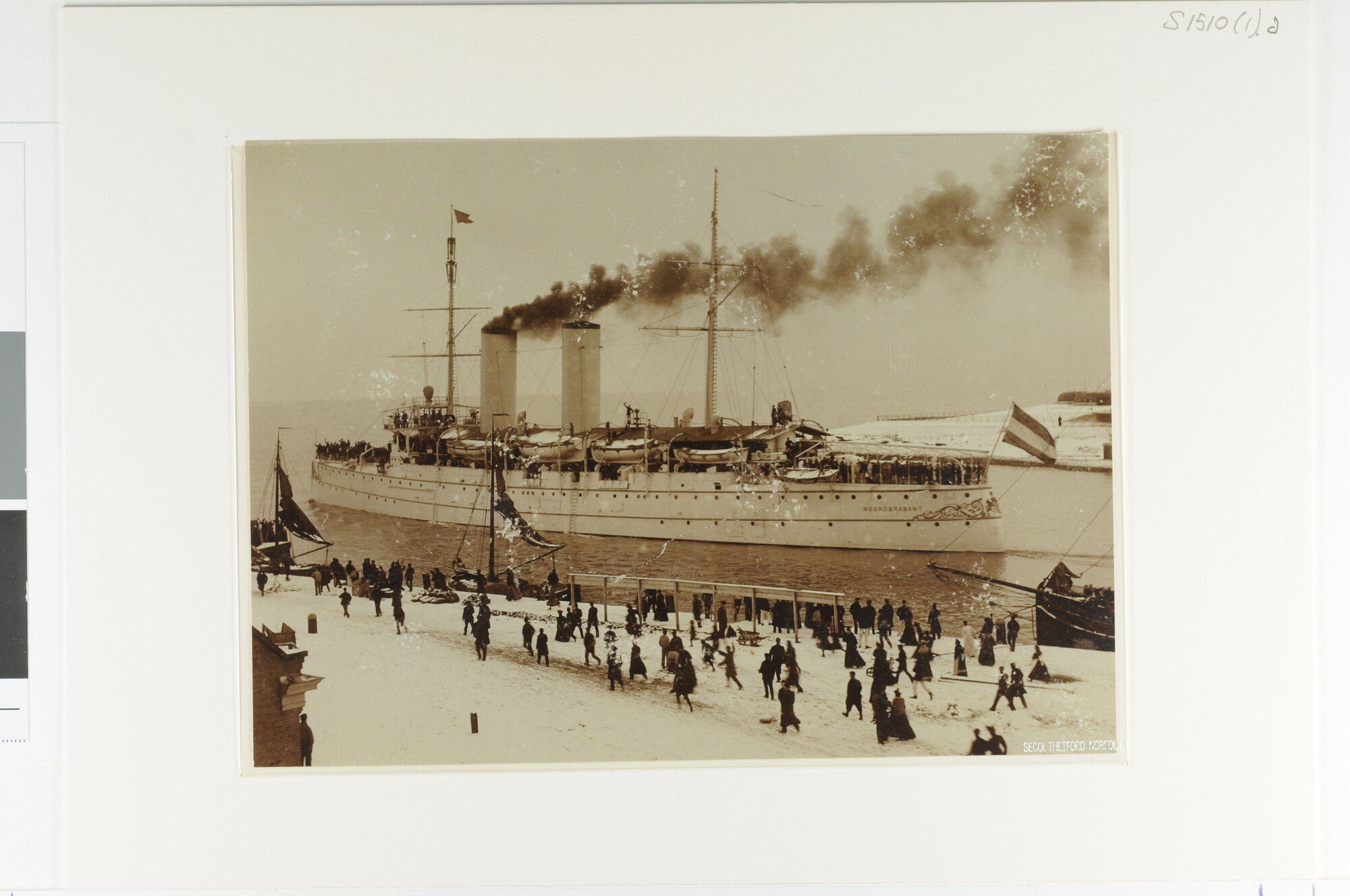 S.1510(01)a; Het pantserdekschip Hr.Ms. Noordbrabant verlaat Den Helder in winterse omstandigheden; foto