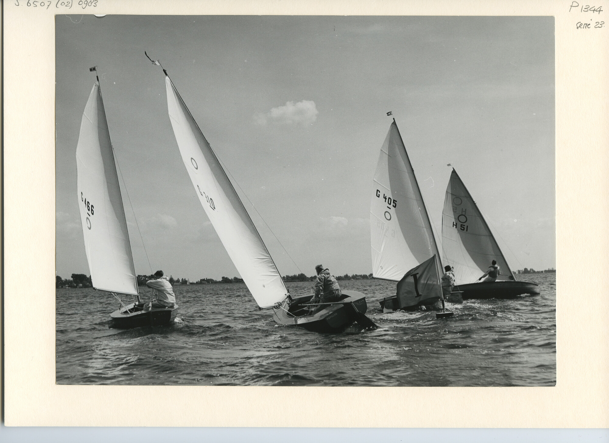 S.6507(02)0983.02; Zwart-wit foto van de O-jollen-klasse op de Westeinderplassen; foto